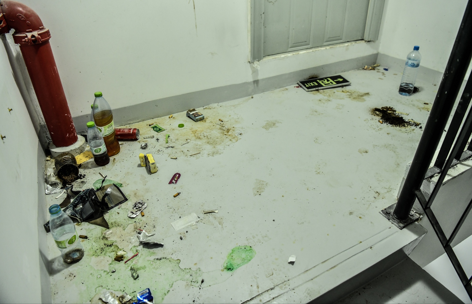 ހިޔާ ފްލެޓެއްގެ ޓެރަސް ސިޑިމަތީގައި މަސްތުވާތަކެތި ބޭނުންކޮށްފައި ހުރިއިރު އެތަނުގައި ހުރި ފުޅިތަކަކަށް ކުޑަކަމުގޮސްފައި: ބައެއް މީހުން ބުނާ ގޮތުގައި މީގެ ދުވަސްކޮޅެއް އެކަން ކުރަމުން އައީ ތިބީ މަދު ބައެއް. އެކަމަކު ދުވަހަކަށް ވުރެ އެކަހަލަ މީހުން އެއްވާ ތަނަކަށް ސިޑިމަތި އޮތީ ބަދަލުވެފައި. -- ފޮޓޯ: ނިޝާން އަލީ / މިހާރު