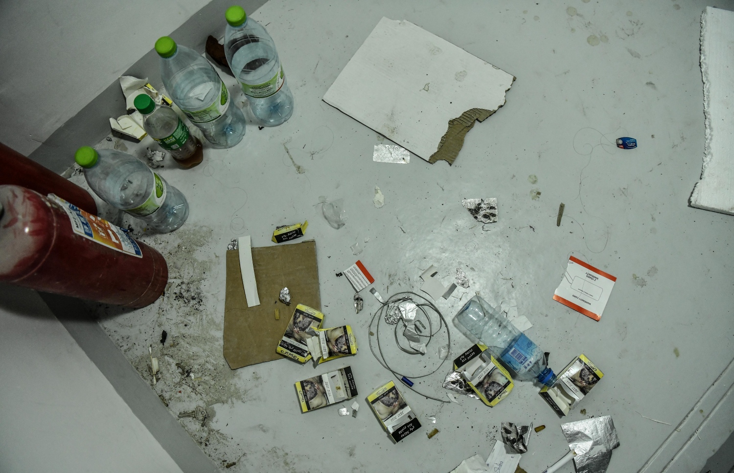 ހިޔާ ޓަވަރެއްގެ ސިޑި މަތީގައި މަސްތުވާން ބޭނުންކުރާ އެއްޗެހިތަކެއް: ފްލެޓްތަކުގައި މީހުން ދިރިއުޅެން ފެށިތާ އަދި ތިން މަސް ވެސް ނުވާއިރު މިހާ އަވަހަށް ޓަވަރުތަކުގެ 24 ވަނަ ފްލޯއިން ޓެރަސް އަށް އަރާ ސިޑި މަތި ވަނީ މަސްތުވުމަށް ބޭނުންކުރާ އައްޑާއަކަށް ވެފައި. -- ފޮޓޯ: ނިޝާން އަލީ / މިހާރު