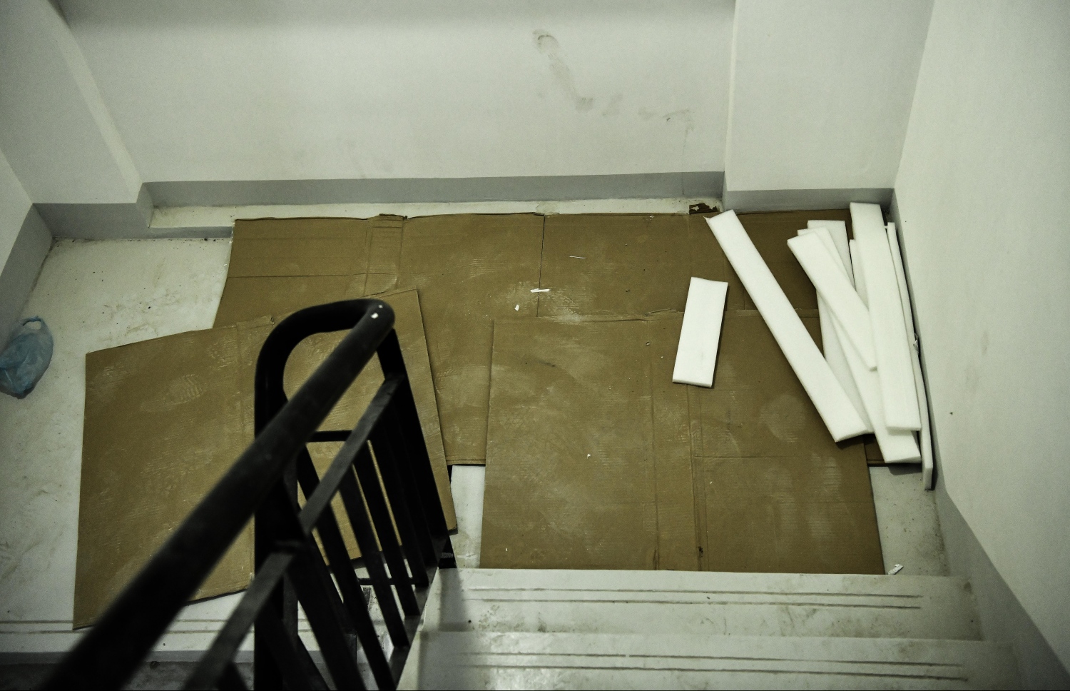 ހިޔާ ފްލެޓެއްގެ ޓެރަސް ސިޑި ކައިރީ ނިދުމަށް ބިންމަތީގައި ކަރުދާސް ފޮށި އަޅާފައި: ގެދޮރު ނެތް ޒުވާނުންގެ ގިނަ ބަޔަކު މިތަނުގައި ނިދައި ކައިބޮއެ ފާހާނާކޮށް ހަދާ. ޑްރަގްސް ނަގައި، ޑްރަގްސް ވިއްކުމުގެ ވިޔަފާރި ކުރާ ކަމަށް ވެސް އާންމުން ތުހުމަތުކުރޭ. -- ފޮޓޯ: ނިޝާން އަލީ / މިހާރު