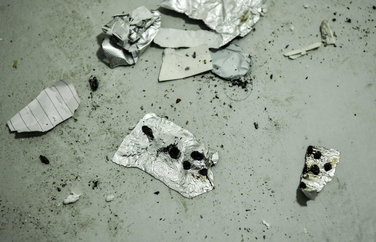 މަސްތުވާތަކެތި ބޭނުންކުރާ މީހުން ފްލެޓްގެ ޓެރަސް ކައިރީ ސިޑިމަތި ހަޑިކޮށްލާފައި. ކޮންމެ ފަހަރަކު ވެސް ފުލުހުން ގޮސް އެތަނުގައި ތިބޭ މީހުން ފޮނުވާލި ނަމަވެސް އަނެއްކާ ވެސް އެ މީހުން އެނބުރި އެތަނަށް ދޭ. މިއީ މިހާރު އެ މީހުން ދިރިއުޅޭ ތަން. -- ފޮޓޯ: ނިޝާން އަލީ / މިހާރު