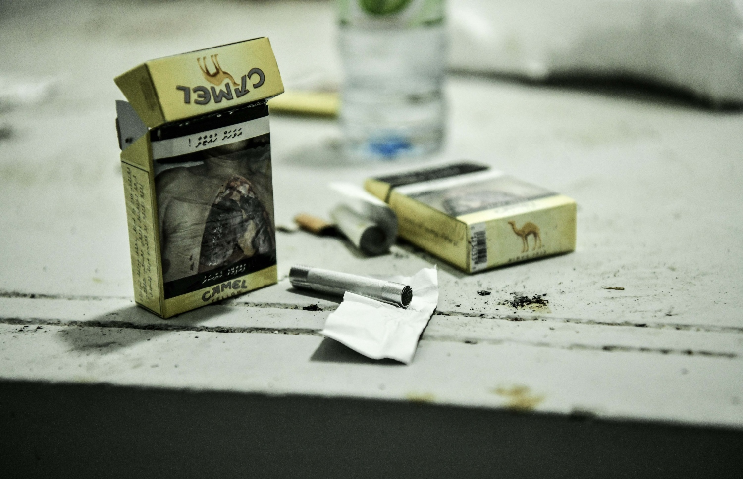 ހިޔާ ފްލެޓެއްގެ ޓެރަސް ސިޑިމަތީގައި މަސްތުވާތަކެތި ބޭނުންކޮށްފައި، މި މީހުން މަސްތުވުމަށް ބޭނުންކުރާ ސާމާނުން މުޅި ސިޑި ބަރި އޮތީ ހަރާބުކޮށްލާފައި. އެ މީހުން އެތަނުގައި މަސްތުވާތަކެތި ބޭނުންކޮށް އެތަނަށް ފާހާނާކޮށް ހަދާފައި ހުރި މަންޒަރު ވެސް ފެނުނު. -- ފޮޓޯ: ނިޝާން އަލީ / މިހާރު