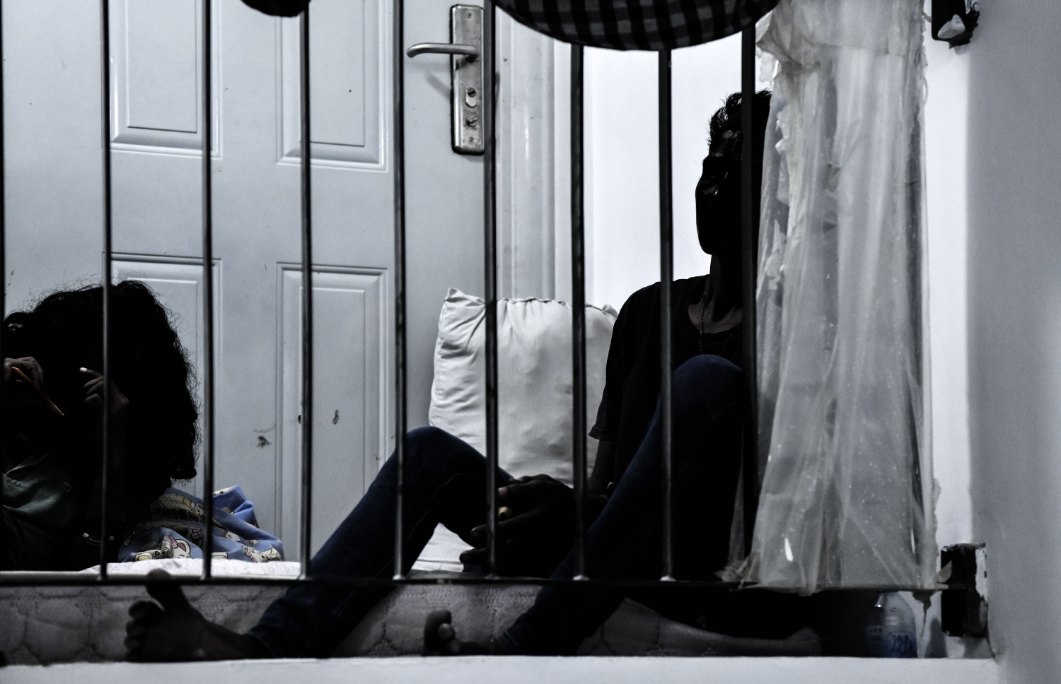 ފްލެޓެއްގެ ޓެރަސް ސިޑިމަތީގައި މަސްތުވެގެން ހުރި މީހަކު އިށީދެލައިގެން--. ފައިލް ފޮޓޯ: ނިޝާން އަލީ