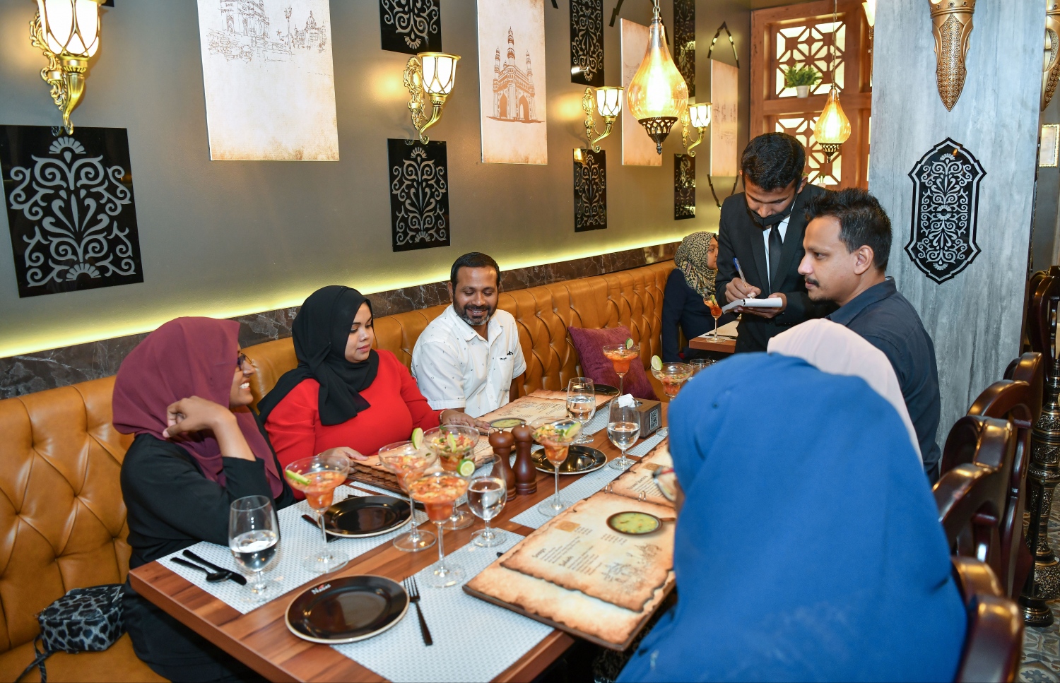 ހުޅުމާލެ: ނޮވެމްބަރު 14، 2021: ހުޅުމާލޭގައި ހުޅުވި އިންޑިއާގެ ޗެއިން އެއް ކަމަށްވާ "ނަގާސް" ރެސްޓޯރެންޓުގައި ބަޔަކު ކެއުމަށް އޯޑަރު ދެނީ-- ފޮޓޯ: ނިޝާން އަލީ/މިހާރު