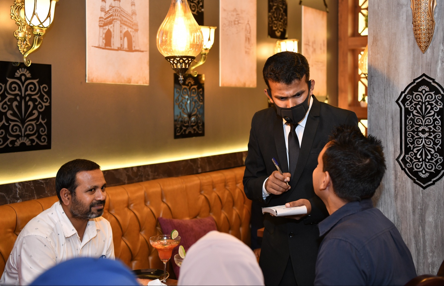 ހުޅުމާލެ: ނޮވެމްބަރު 14، 2021: ހުޅުމާލޭގައި ހުޅުވި އިންޑިއާގެ ޗެއިން އެއް ކަމަށްވާ "ނަގާސް" ރެސްޓޯރެންޓުގެ މުވައްޒަފަކު ކެއުމުގެ އޯޑަރު ނަގަނީ-- ފޮޓޯ: ނިޝާން އަލީ/މިހާރު