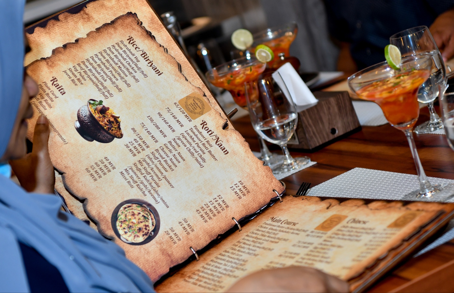 ހުޅުމާލެ: ނޮވެމްބަރު 14، 2021: ހުޅުމާލޭގައި ހުޅުވި އިންޑިއާގެ ޗެއިން އެއް ކަމަށްވާ "ނަގާސް" ރެސްޓޯރެންޓުގެ މެނޫ މީހަކު ބަލާލަނީ-- ފޮޓޯ: ނިޝާން އަލީ/މިހާރު