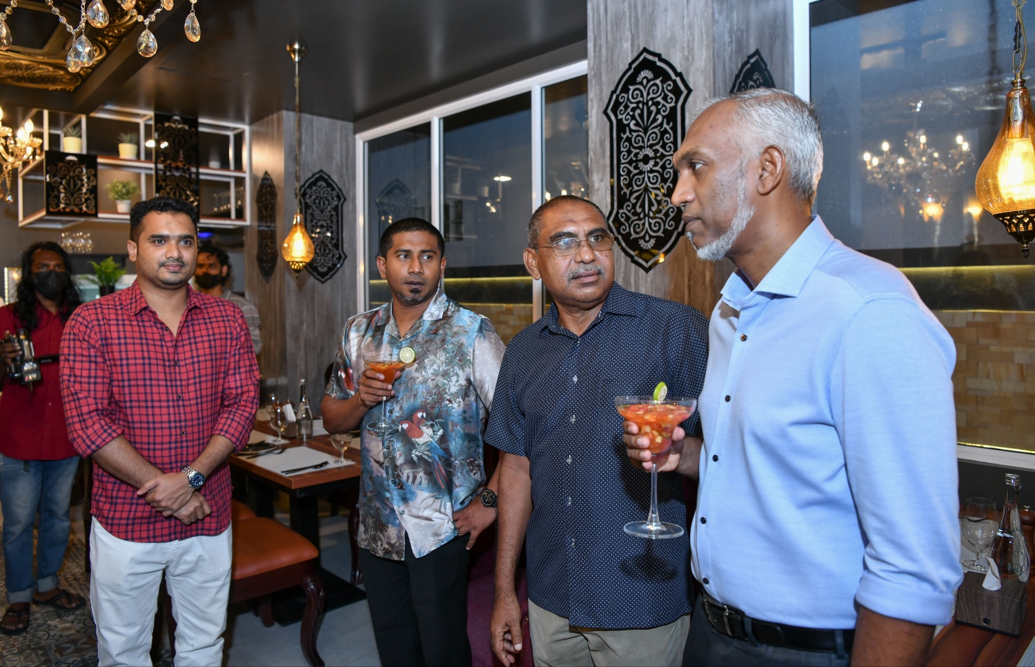 ހުޅުމާލެ: ނޮވެމްބަރު 14، 2021: ހުޅުމާލޭގައި ހުޅުވި އިންޑިއާގެ ޗެއިން އެއް ކަމަށްވާ "ނަގާސް" ރެސްޓޯރެންޓު ހުޅުވުމުގެ ރަސްމިއްޔާތުގައި ޔޫތު މިނިސްޓަރު އަހުމަދު މަހުލޫފް އަދި މާލޭ ސިޓީ މޭޔާރު މުހައްމަދު މުއިއްޒު ބައިވެރިވެ ވަޑައިގަންނަވަނީ-- ފޮޓޯ: ނިޝާން އަލީ/މިހާރު