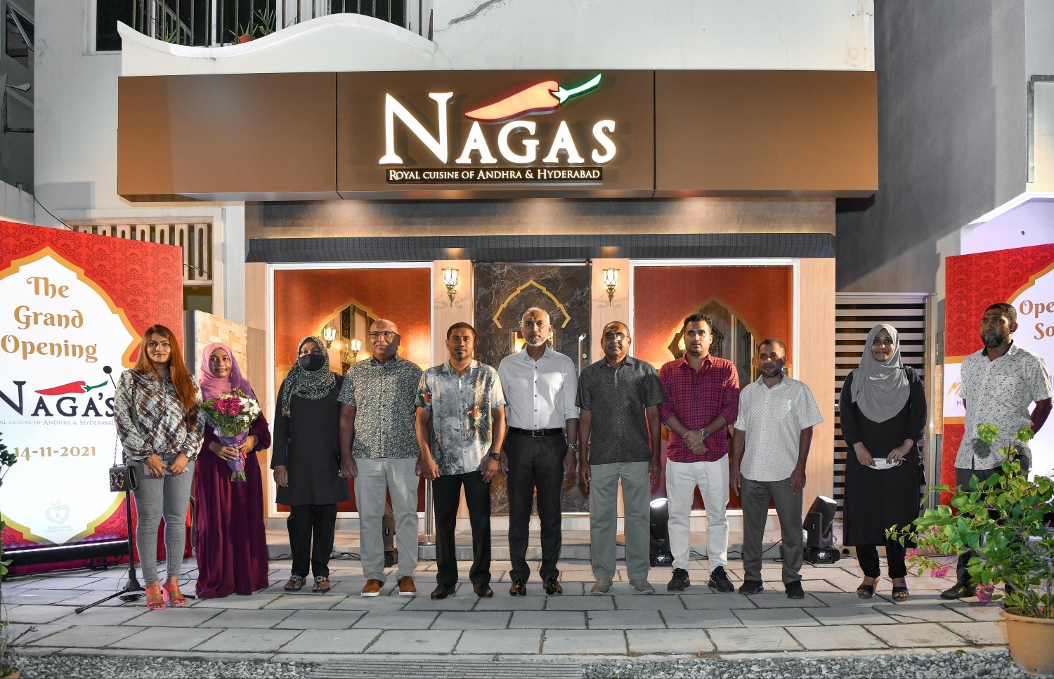 ހުޅުމާލެ: ނޮވެމްބަރު 14، 2021: ނަގާސް ހުޅުވުމުގެ ރަސްމިއްޔާތުގައި ޔޫތު މިނިސްޓަރު މަހުލޫފު (ވ5) އާއި މޭޔަރު މުއިއްޒު (މ) އާއި އެޗްޑިސީގެ މެނޭޖިން ޑިރެކްޓަރު ސުހެއިލް (ވ4) ބައިވެރިވެވަޑައިގެންނަވަނީ-- ފޮޓޯ: ނިޝާން އަލީ/މިހާރު