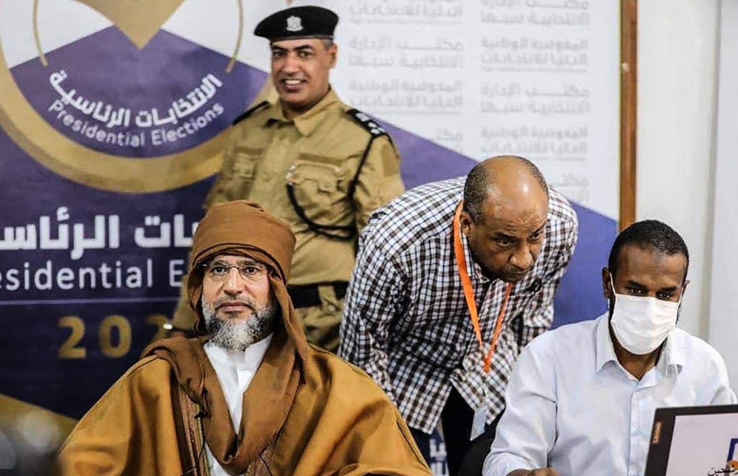 ގައްޒާފީގެ ދަރިކަލުން ސައިފިލް އިސްލާމް (ވ)، އިންތިހާބުގައި ވާދަކުރެއްވުމަށް ލިޔުންތައް ހުށަހަޅުއްވަނީ. --އޭއެފްޕީ