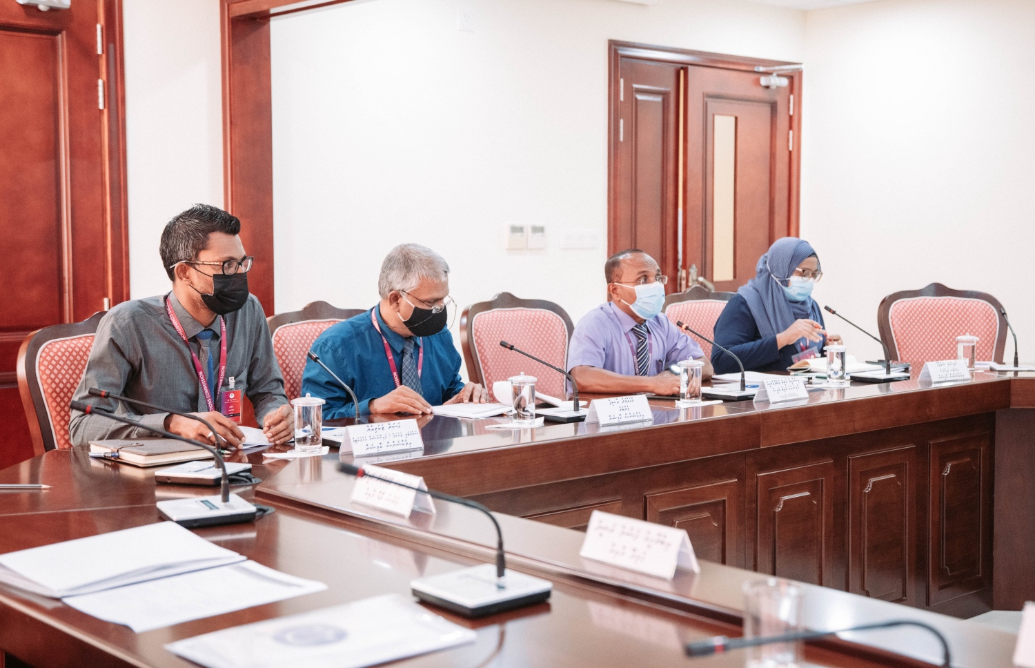 ރައްޔިތުންގެ މަޖިލީހުގެ ބަޖެޓް ކޮމިޓގެ މެމްބަރުންގެ ސުވާލުތަކަށް އިލެކްޝަންސް ކޮމިޝަނުގެ ނައިބުރައީސް އިސްމާއީލް ހަބީބް ޖަވާބުދެއްވަނީ. ފޯޓޯ: މަޖިލީހުގެ އިދާރާ