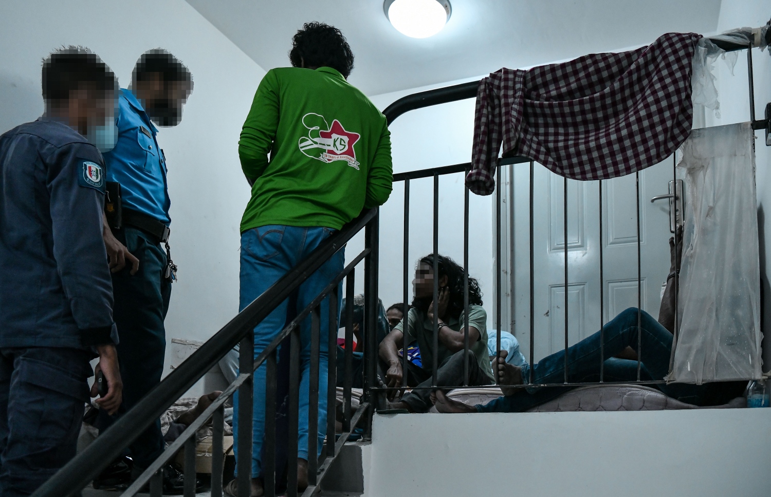 ހިޔާ ފްލެޓެއްގެ ޓެރަސް ސިޑިމަތީގައި މަސްތުވެގެން ތިބި ބަޔަކާ ފުލުހުން ސުވާލުކޮށް އެތަނުން ނެރެނީ: މިތަނުގައި މަސްތުވެގެން ނިދާ މީހުންގެ ތެރޭގައި ގިނައީ ދިވެހި ޒުވާނުން. މިފަހުން ފުލުހުން މަސްތުވާތަކެއްޗާ ދެކޮޅަށް ހިންގި އޮޕަރޭޝަންތަކާ އެކު އެފަދަ ވިޔަފާރިކުރާ ގިނަ ތަންތަން ބަންދުކުރުމުން މަސްތުވާތަކެތި ބޭނުންކުރާ މީހުން ވަނީ މަގުމަތިވެފައި. އެމީހުން ދަނީ އެތަން މިތަނުގައި ނިދަމުން. -- ފޮޓޯ: ނިޝާން އަލީ / މިހާރު