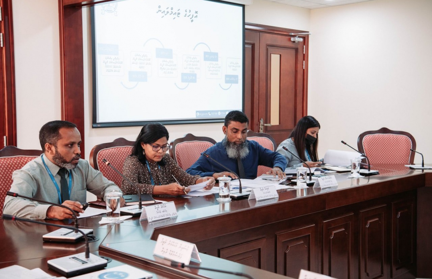 އިންތިގާލީ އިންސާފުގެ އޮމްބަޑްސްޕާސަންގެ އޮފީހުގެ ބޭފުޅުންނާ ރައްޔިތުންގެ މަޖިލީހުގައި: ގިނަ މައްސަލަތައް ނިމުމަކާ ހިސާބުގައި ހުރި ކަމުގެ ޔަގީންކަން މި ބޭފުޅުން ދެއްވި.-- ފޮޓޯ: ރައްޔިތުންގެ މަޖިލިސް