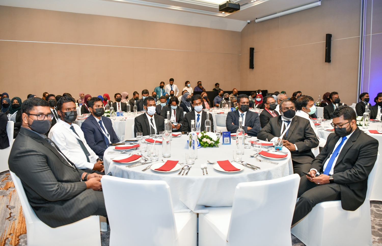 މޯލްޑިވްސް އެކައުންޓެންޓްސް ފޯރަމް ހުޅުވުމުށް ބޭއްވި ރަސްމިއްޔާތުގައި އެކައުންޓިން ދާއިރާގެ ގިނަބަޔަކު ބައިވެރިވި-- ފޮޓޯ: ފަޔާޒު މޫސާ / މިހާރު