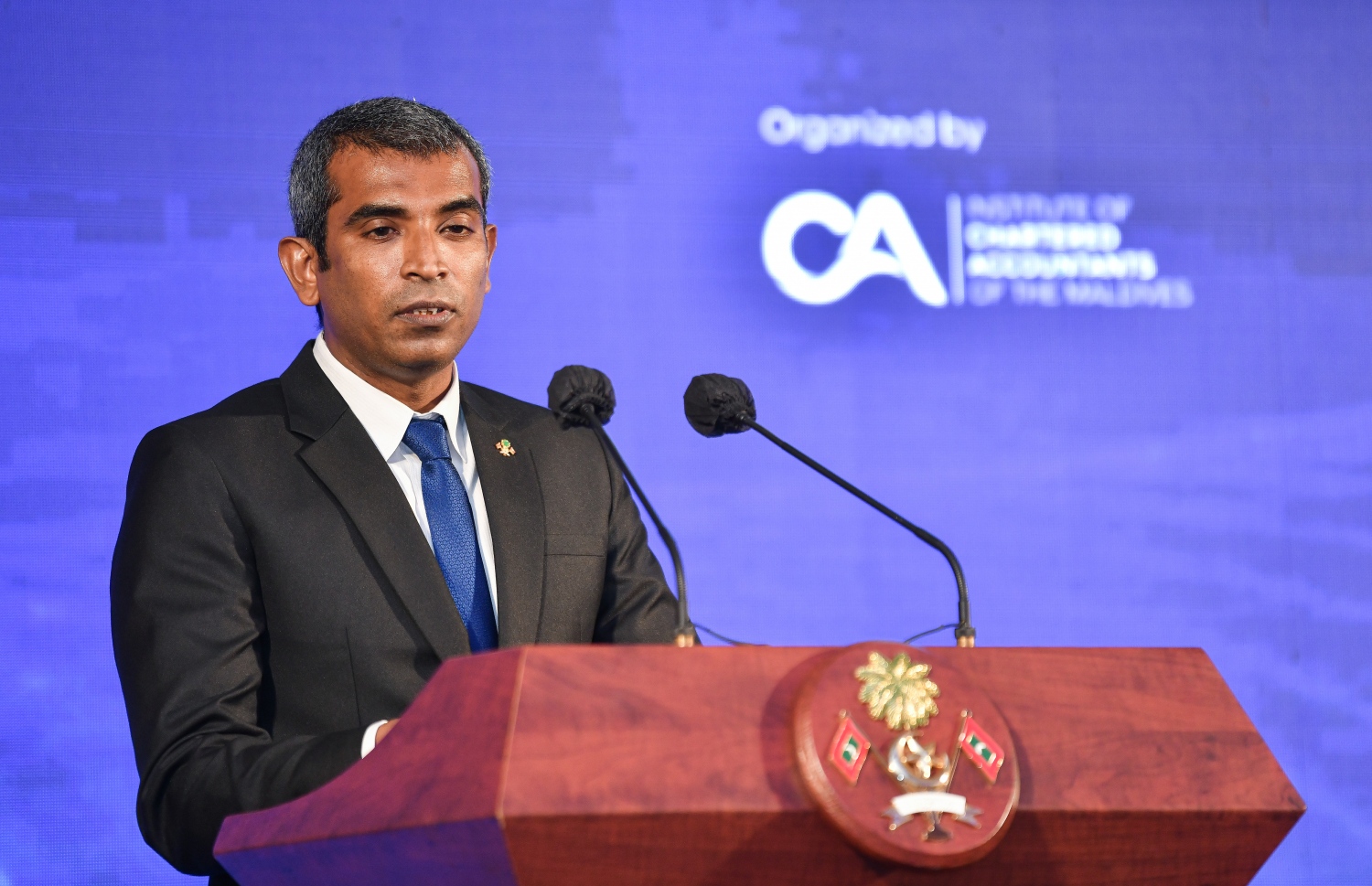 މޯލްޑިވްސް އެކައުންޓެންޓްސް ފޯރަމް ހުޅުވުމުގެ ރަސްމިއްޔާތުގައި އޮޑިޓަ ޖެނެރަލް އަދި ސީއޭ މޯލްޑިވްސްގެ ރައީސް ހުސެއިން ނިޔާޒީ ވާހަކަފުޅު ދައްކަވަނީ-- ފޮޓޯ: ފަޔާޒު މޫސާ / މިހާރު