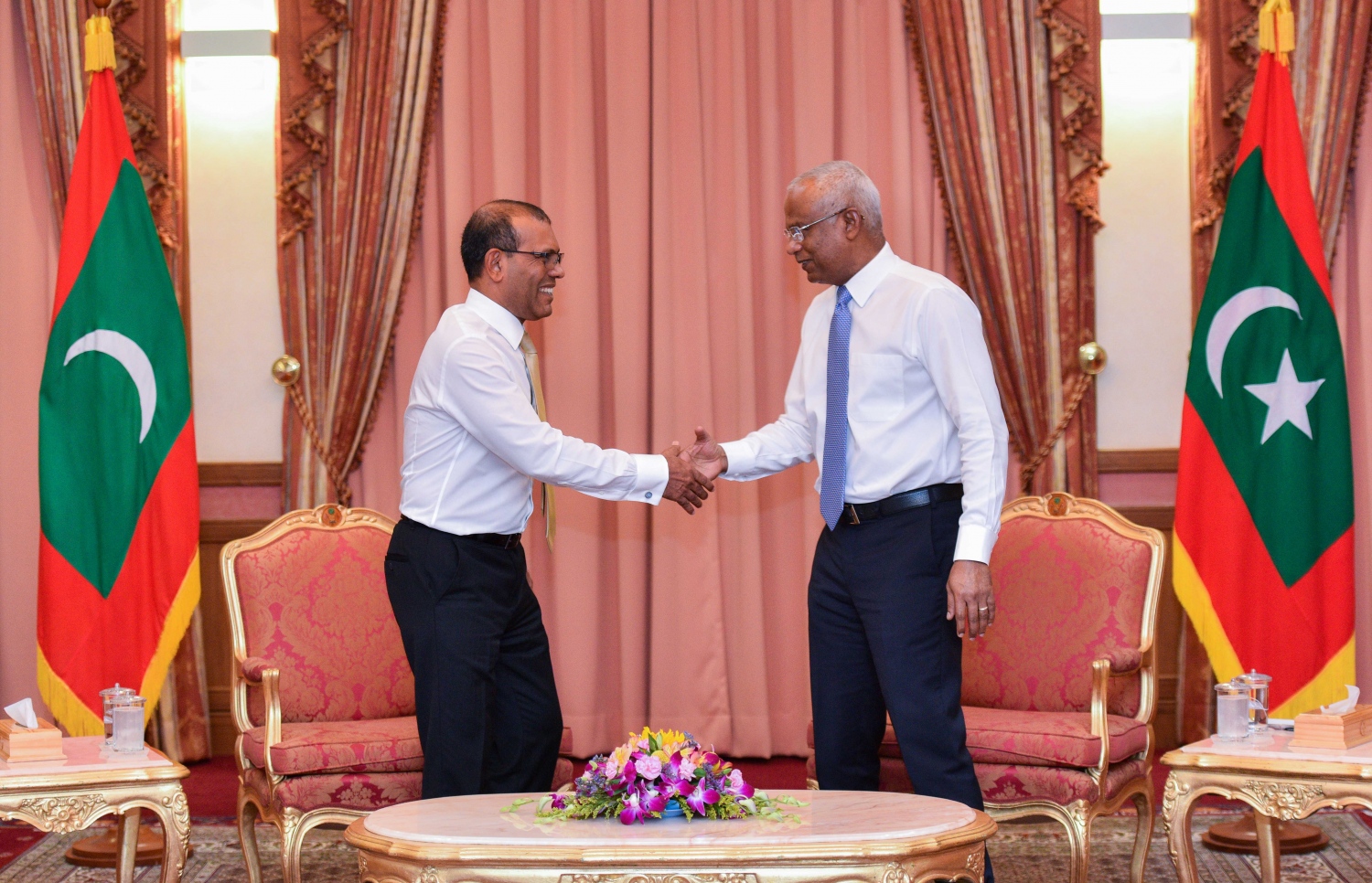 ރައީސް އާއި ނަޝީދު ސަލާމްކުރައްވަނީ: މި ބައްދަލުވުމަށް ފަހު ނަޝީދު ވަނީ ސިޔާސީ ބައެއް ޕާޓީތަކާ ބައްދަލުކުރައްވާފައި. -- ފޮޓޯ/ ރައީސް އޮފީސް