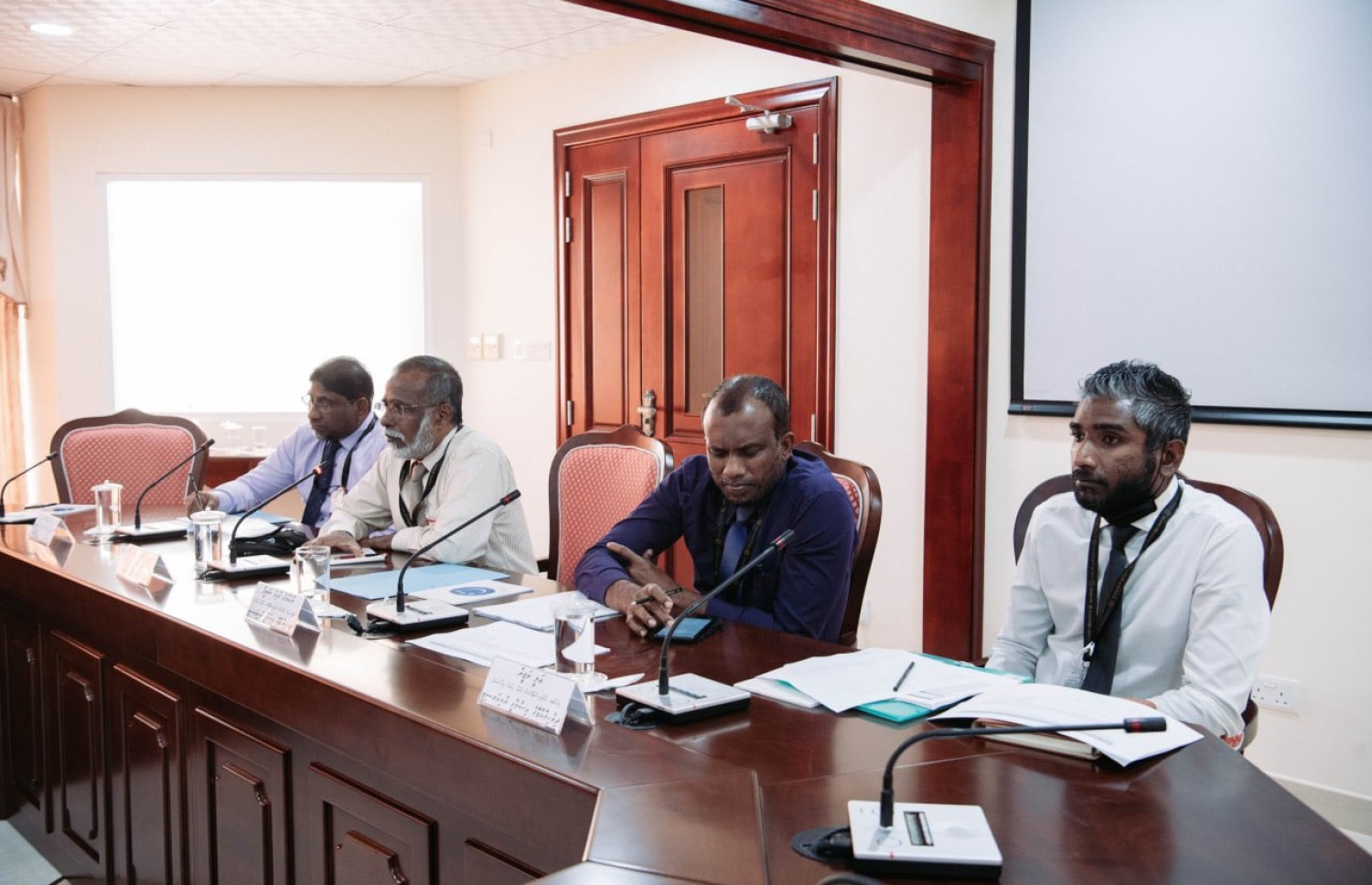 އިސްލާމިކް ޔުނިވާސިޓީގެ ވައިސް ޗާންސެލާ ޑރ. އިބްރާހީމް ޒަކަރިއްޔާ މޫސާ ރައްޔިތުންގެ މަޖިލީހުގެ ބަޖެޓް ކޮމިޓީގެ މެމްބަރުންގެ ސުވާލުތަކަށް ޖަވާބު ދެއްވަނީ. އޭނާ ވިދާޅުވީ އައިޑީީބީގެ ނިންމުމަށް ވީ ގޮތެއް ނޭނގުނު ކަމަށް. ފޮޓޯ: ރައްޔިތުންގެ މަޖިލީހުގެ އިދާރާ