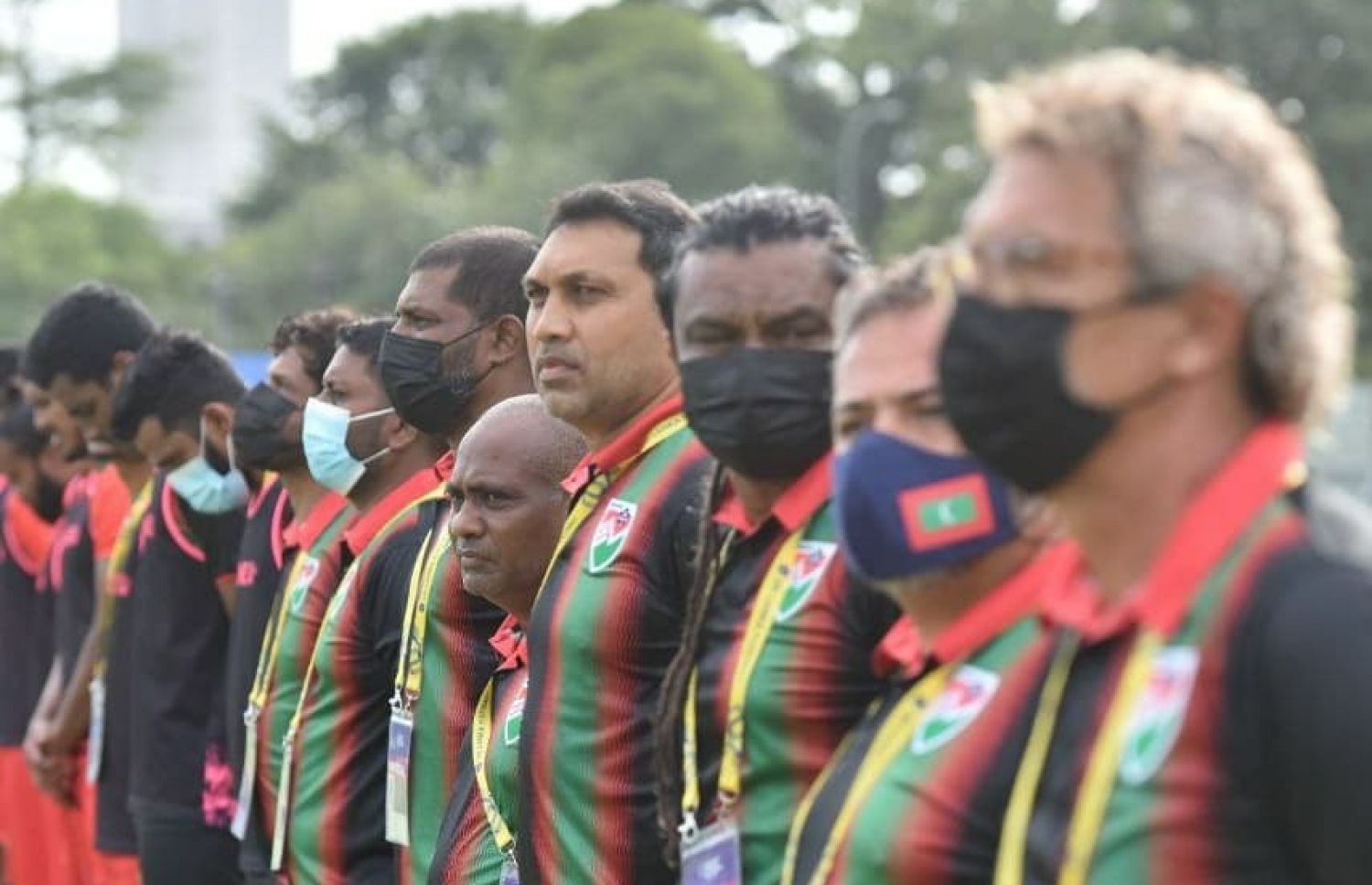 މަހިންދަ ރާޖަޕަކްސަ މުބާރާތުގައި ރާއްޖެއިން ބަންގްލަދޭޝްއާ ދެކޮޅަށް ކުޅުނު މެޗަށް ނުކުތުމުގެ ކުރިން މޮރިއޭރޯ އާއި ދިވެހި ޓީމުގެ އޮފިޝަލުން ގައުމީ ސަލާމަށް ހުއްޓިގެން --- ފޮޓޯ: އެފްއެސްއެލް