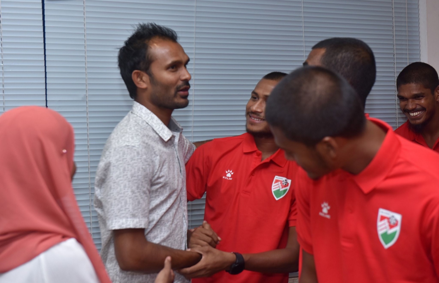 ސްޓޭޓް މިނިސްޓަރުގެ ހައިސިއްޔަތުން އަޑުބަރޭ ޒުވާން ޓީމުގެ ކުޅުންތެރިންނާ ބައްދަލު ކުރަނީ --- ފައިލް ފޮޓޯ: އެފްއޭއެމް