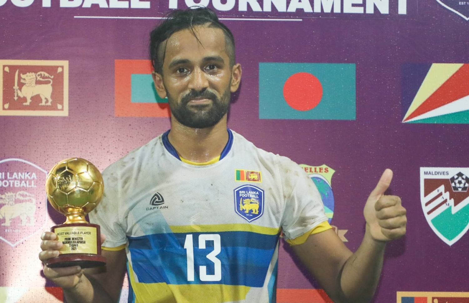 ލަންކާގެ ވަސީމް ރަޒީކް. ވަސީމް ވަނީ ތިން މެޗުގެ ތެރެއިން ދެ މެޗުގެ މޮޅު ކުޅުންތެރިޔާގެ މަގާމް ހޯދައިފައި..-- ލަންކާ ފުޓުބޯޅަ އެސޯސިއޭޝަން