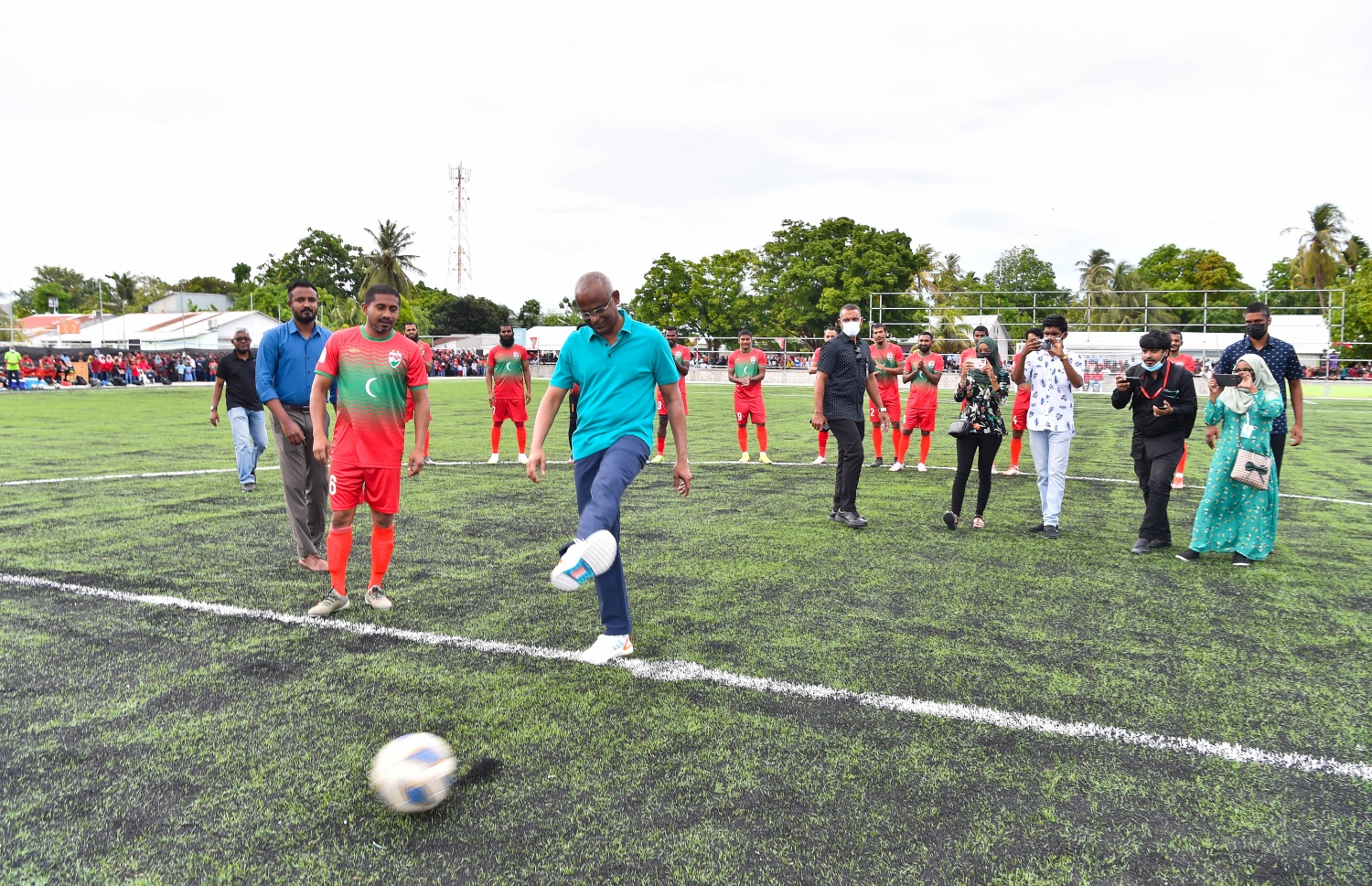 ރައީސް ފުޓުބޯޅަ ދަނޑެއް ހުޅުވައި ދެއްވަނީ: މި ސަރުކާރުގެ ތިން އަހަރުގެ ތެރޭގައި ހިންގި ތަރައްގީގެ މަޝްރޫއެއް ނުފެންނަ ކަމަށް އިދިކޮޅުގެ ފާޑުކިއުން ބޮޑު. -- ފޮޓޯ/ ރައީސް އޮފީސް