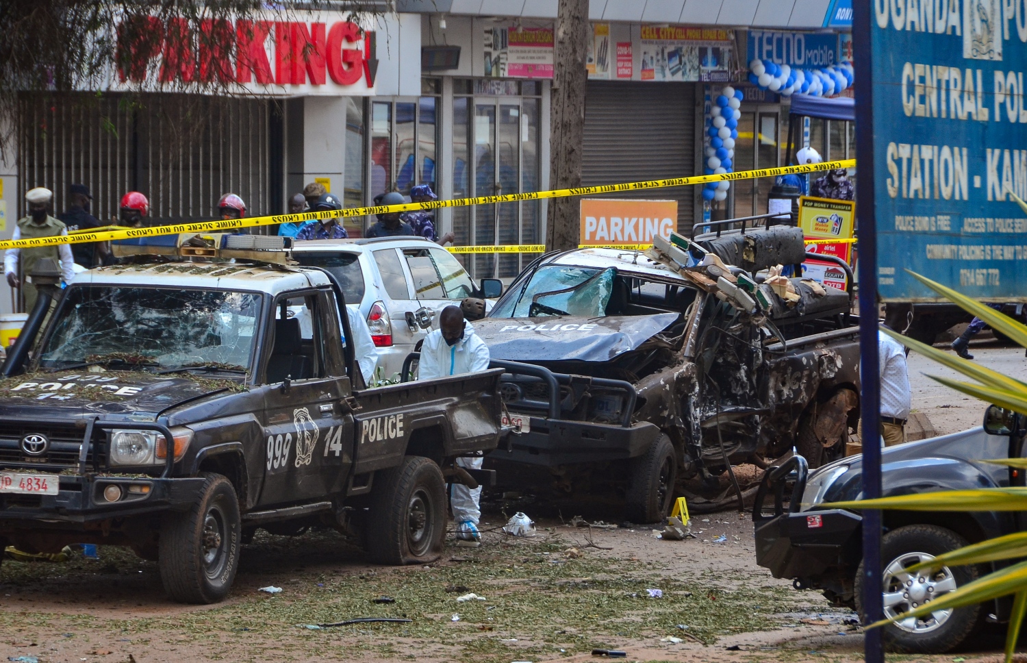 ނޮވެމްބަރު 16، 2021؛ ޔޫގެންޑާގެ ވެރިރަށް ކަމްޕާލާގައި ހުންނަ ފުލުހުންގެ މައި މަރުކަޒު ކައިރީގައި ދިން ޖާނުން ފިދާވުމުގެ ހަމަލާގައި ފުލުހުންގެ އުޅަނދުތަކެއްގައި ރޯވެ އަނދާފައިވާ އިރު، ސިފައިން އެ ސަރަހައްދުގެ ސަލާމަތީ ކަންތައް ބަލަހައްޓަނީ. --އޭއެފްޕީ