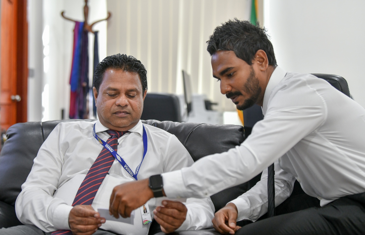 ފެނަކައިގެ އެމްޑީ ސައީދު، މިދިޔަ އަންގާރަ ދުވަހު އެ ކުންފުނީގެ އޮފީހުގައި މުވައްޒަފަކާއެކު.---ފޮޓޯ: ނިޝާން އަލީ/ މިހާރު