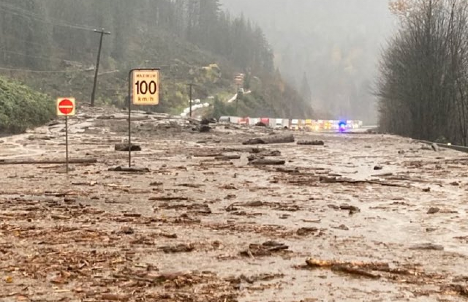 ނޮވެމްބަރު 16، 2021؛ ބޯކޮށް ވާރޭ ވެހުމުގެ ސަބަބުން ފަރުބަދައަކުން ފައިބައިގެން ދިޔަ ވެލިތަކެއް، ކެނެޑާގެ ބްރިޓިޝް ކޮލަމްބިއާ ސަރަހައްދުގެ ހައިވޭއަކަށް އެޅި މަގު ބަންދުވެފައި. --އޭއެފްޕީ