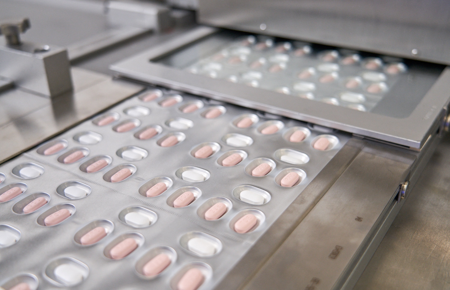 ނޮވެމްބަރު 16، 2021؛ އެމެރިކާގެ ފައިޒާ ކުންފުނިން ކޮވިޑް-19އާ ދެކޮޅަށް އުފެއްދި ގުޅަ ބޭސް ތައްޔާރު ކުރުމުގެ މަސައްކަތް، ޖަރުމަން ވިލާތުގައި ހުންނަ އެ ކުންފުނީގެ ލެބޯޓަރީގައި ކުރިއަށް ދަނީ. --އޭއެފްޕީ