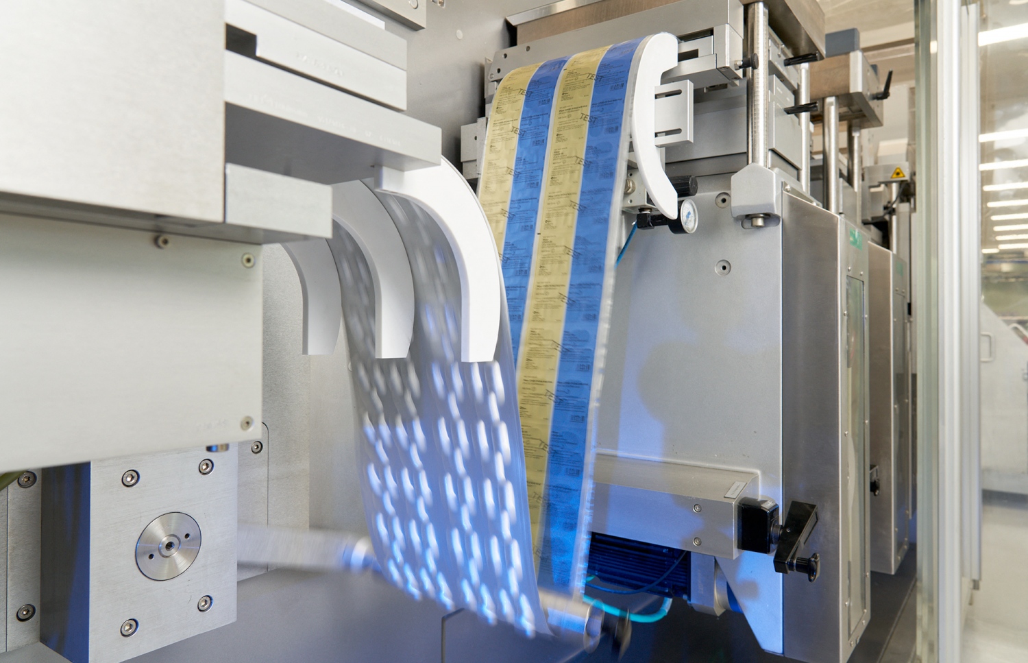 ނޮވެމްބަރު 16، 2021؛ އެމެރިކާގެ ފައިޒާ ކުންފުނިން ކޮވިޑް-19އާ ދެކޮޅަށް އުފެއްދި ގުޅަ ބޭސް ތައްޔާރު ކުރުމުގެ މަސައްކަތް، ޖަރުމަން ވިލާތުގައި ހުންނަ އެ ކުންފުނީގެ ލެބޯޓަރީގައި ކުރިއަށް ދަނީ. --އޭއެފްޕީ