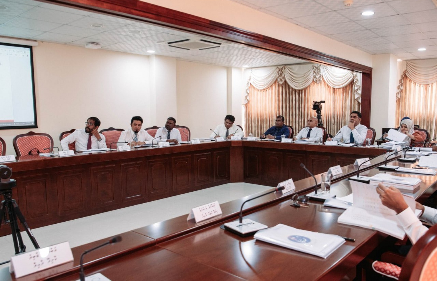 އޭސީސީގެ މެމްބަރުން ހާޒިރުކުރި ބަޖެޓް ކޮމިޓީ ކުރިއަށް ދަނީ. -- ފޮޓޯ/ މަޖިލިސް