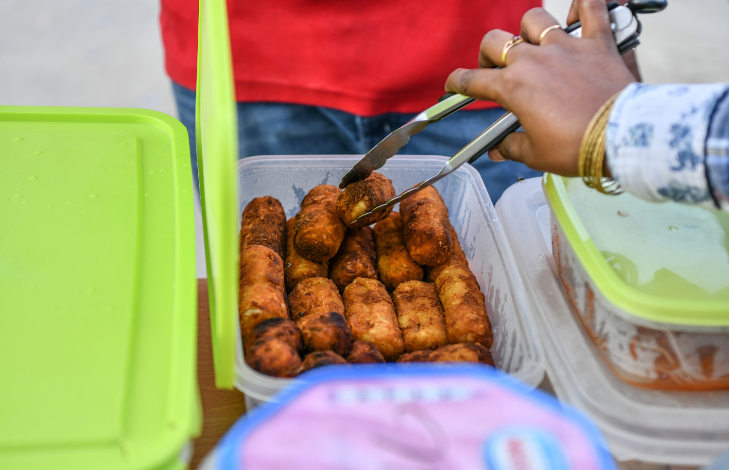 ގޭގައި ހެދިކާ ތައްޔާރުކޮށް ވިއްކަނީ--- ފޮޓޯ: ފަޔާޒު މޫސާ | މިހާރު