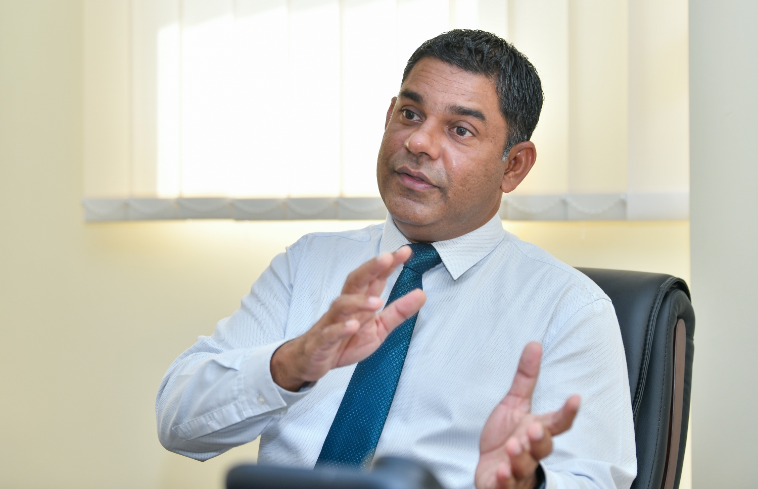 ނާޝިޒް "މިހާރު" އަށް އިންޓަވިއު ދެއްވަނީ -- ފޮޓޯ: ފަޔާޒް މޫސާ/ މިހާރު