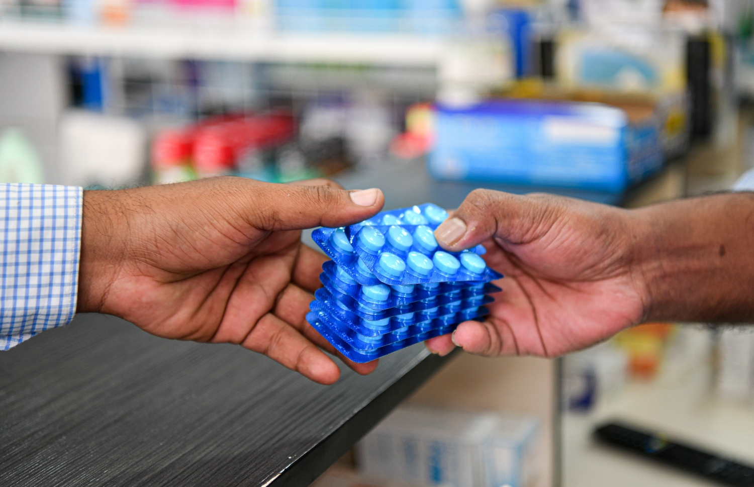 މީހަކު، ބޭސްތަކެއް ގަންނަނީ: ނުރައްކާތެރި، މަނާ މާއްދާތައް އެކުލެވޭ ބޭސްތައް ރާއްޖޭން ފެނުން މިހާރު ވަނީ އިތުރުވެފައި. -- ފޮޓޯ: މިހާރު