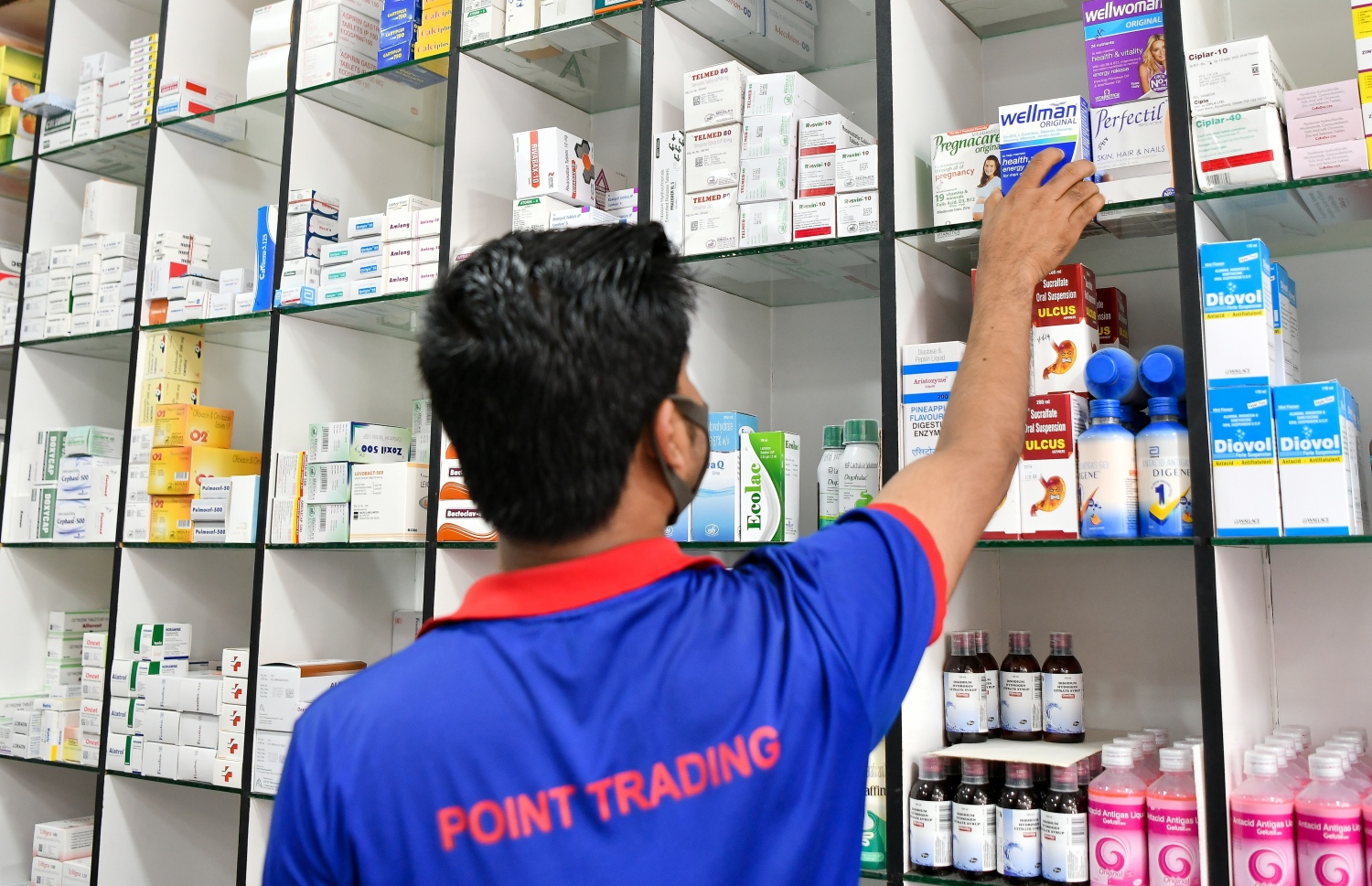 ޕޮއިންޓް ފާމަސީއެއް ތެރެ--ފޮޓޯ: ފަޔާޒް މޫސާ/ މިހާރު