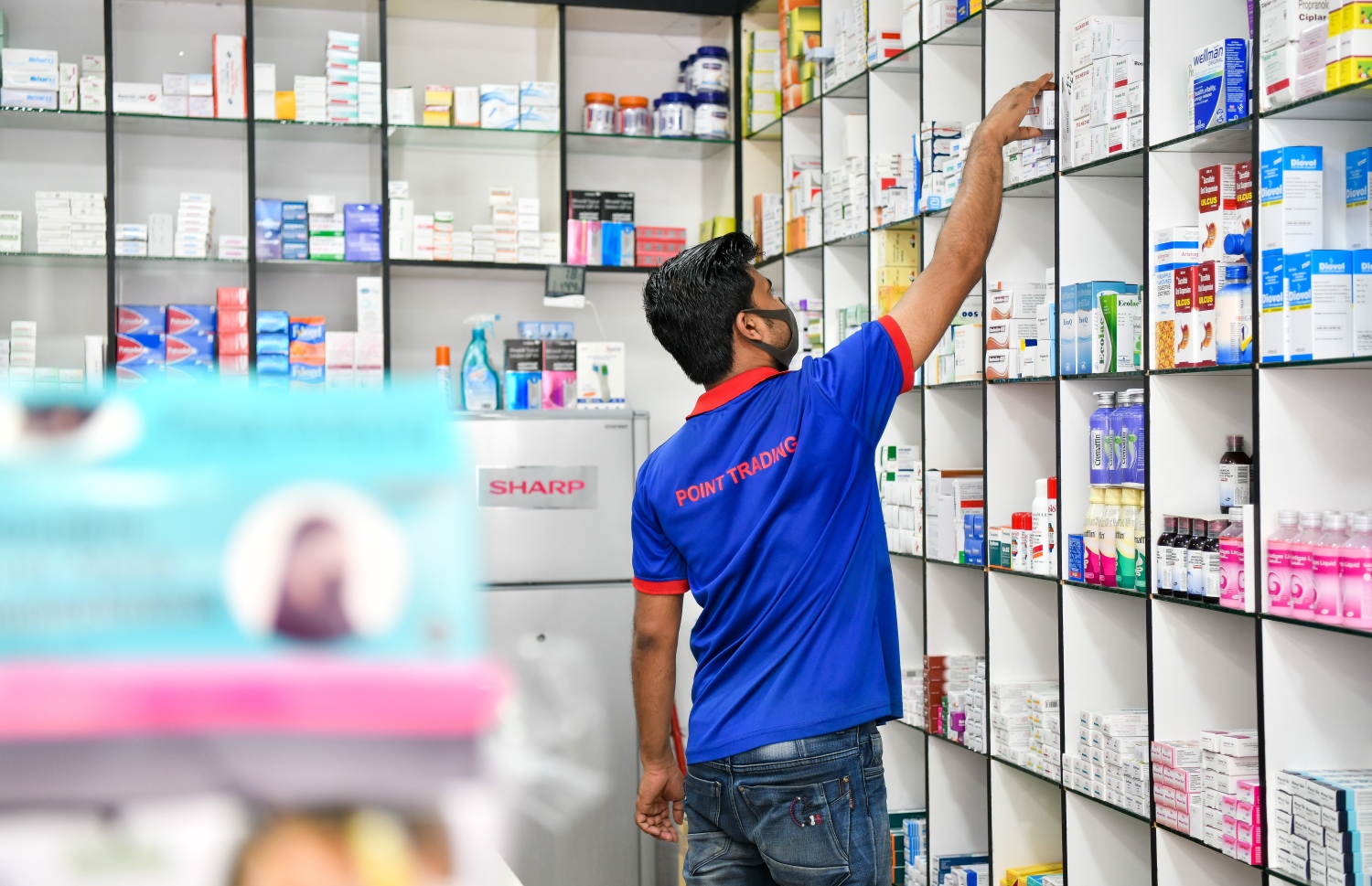 ބޭސްފިހާރައެއްގައި ބިދޭސީއަކު މަސައްކަތްކުރަނީ: އަންނަ ޖެނުއަރީ މަހުން ފެށިގެން ބޭސް ވިއްކޭ އެންމެ ބޮޑު އަގު ކޮންޓްރޯލްކުރާނެ.-- ފޮޓޯ: ފަޔާޒު މޫސާ/ މިހާރު