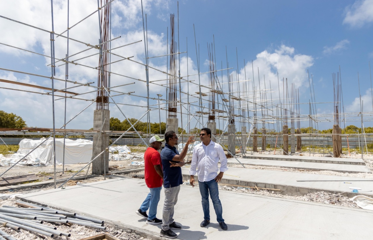 ފެނަކައިގެ އެމްޑީ ސައީދު، ރަށެއްގައި އިމާރާތްކުރާ އިންޖީނުގެއްގެ މަސައްކަތް ހިނގަމުންދާ ގޮތް ބައްލަވަނީ.