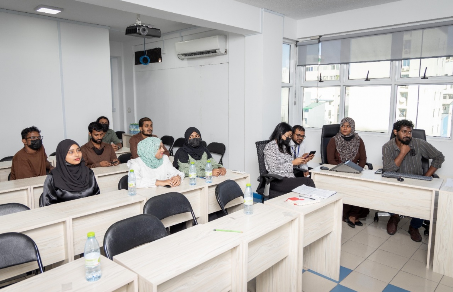 ފެނަކައިގެ އިންސްޓިއުޓްގެ ކްލާހެއްގައި އެ ކުންފުނީގެ މުވައްޒަފުންތަކެއް މަޑުކޮށްލައިގެން.