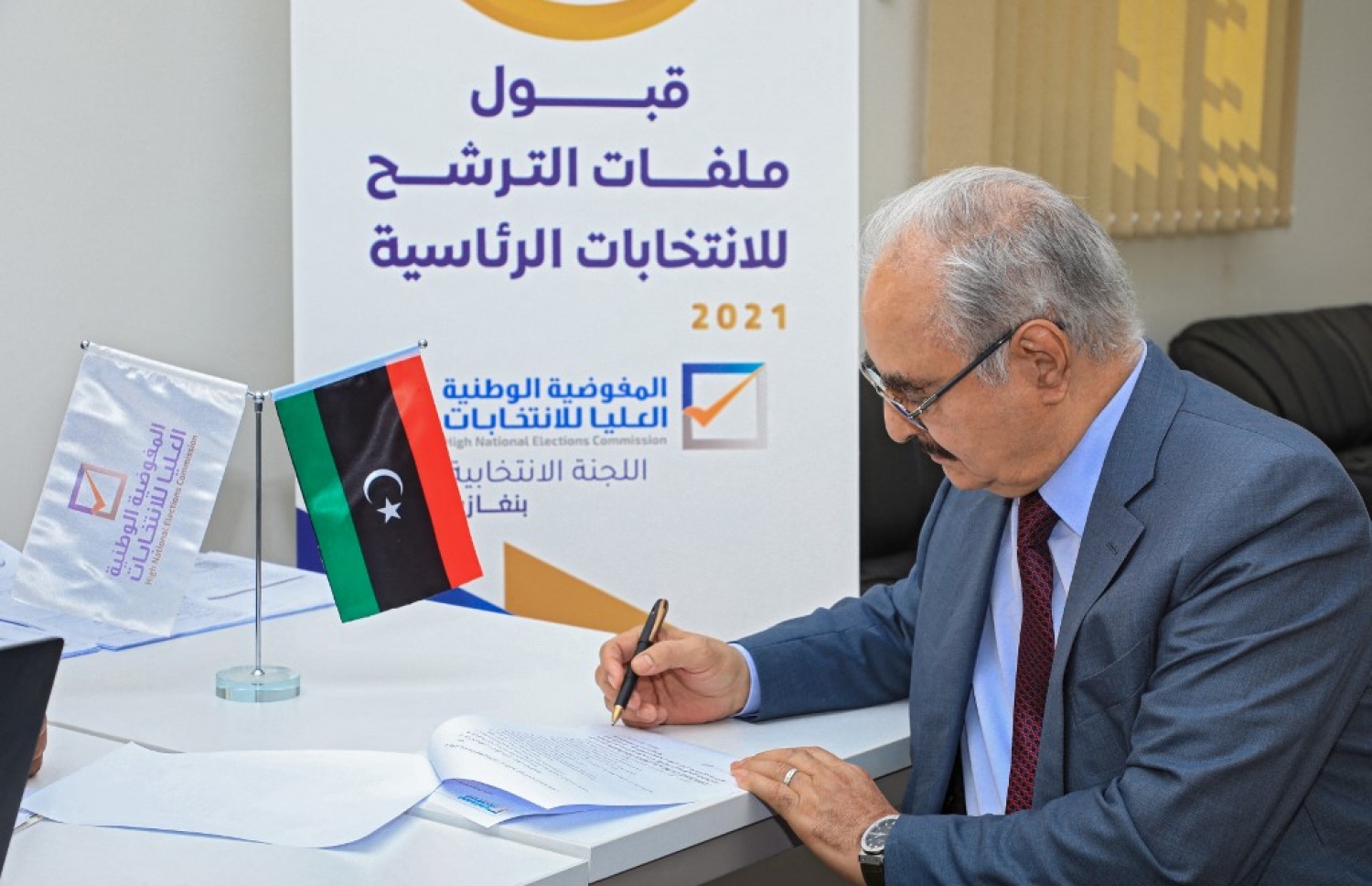 ލީބިޔާގެ އިރުމަތީ ސަރަހައްދުގައި ބާރު ހިންގަމުން އަންނަ ކުރީގެ ޖެނެރަލް ޚަލީފާ ޚަފްތަރު އިންތިހާބުގައި ވާދަކުރެއްވުމަށް ލިޔުންތައް ހުށަހަޅުއްވަނީ. --އޭއެފްޕީ