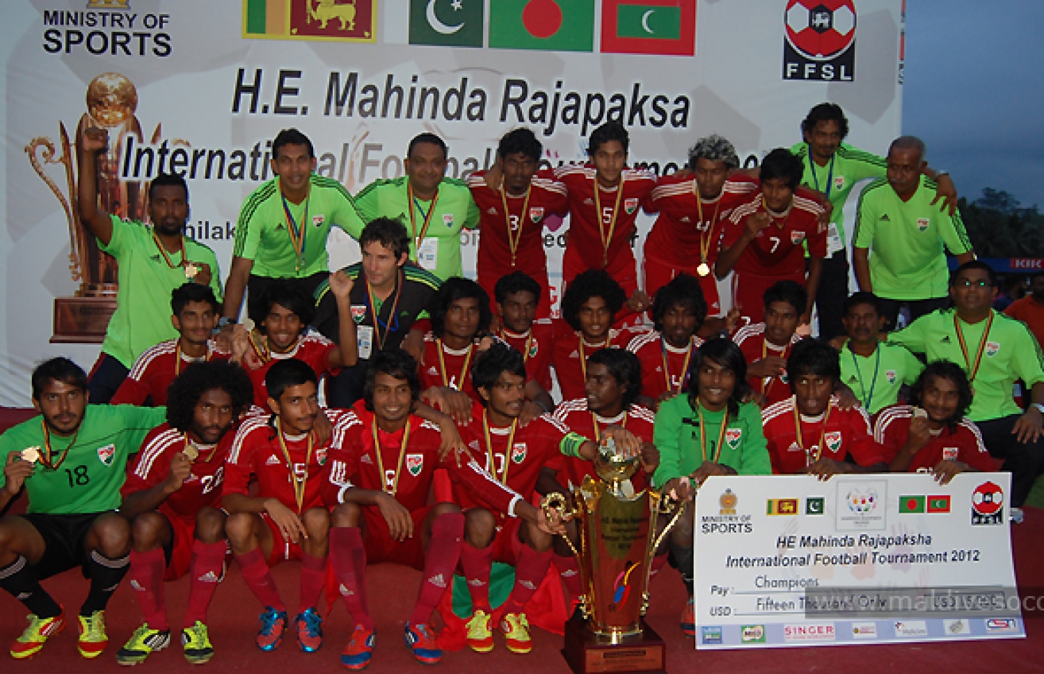 ރާއްޖޭގެ ޓީމް މުބާރާތުގެ ތަށްޓާ އެކު.-- ފޮޓޯ: އަމީން ފައިސަލް/ މޯލްޑިވްސޮކާ