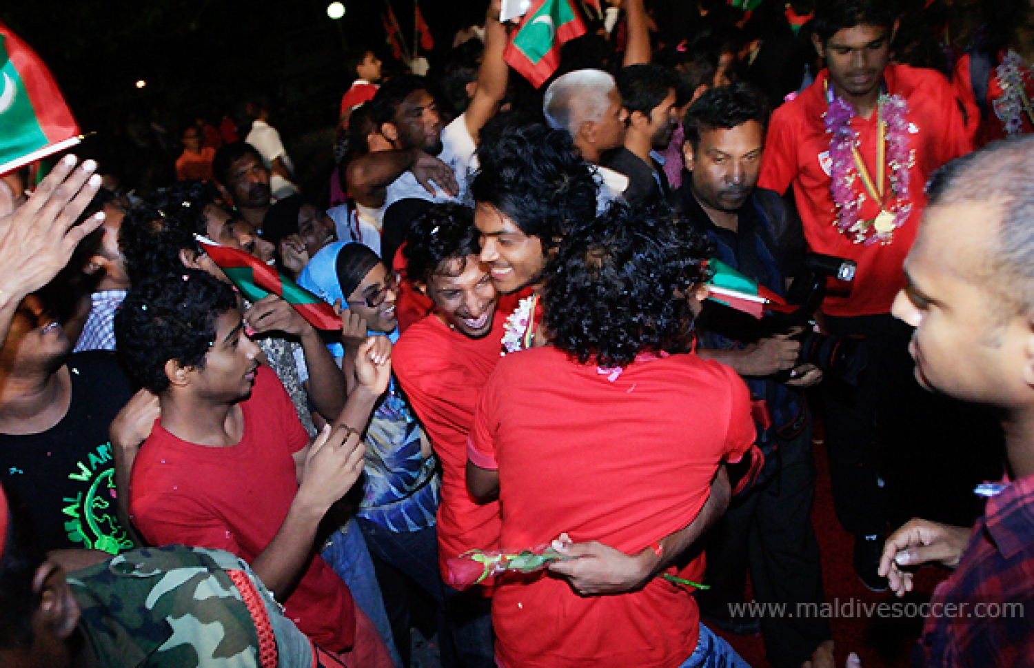 ތައްޓާ އެކު ރާއްޖެ އައުމުން ކެޕްޓަން އަދުހަމް ގައިގައި ސަޕޯޓަރުން ބައްދާލަނީ.-- ފޮޓޯ: ހުސެއިން ސިނާން/ މޯލްޑިވްސޮކާ