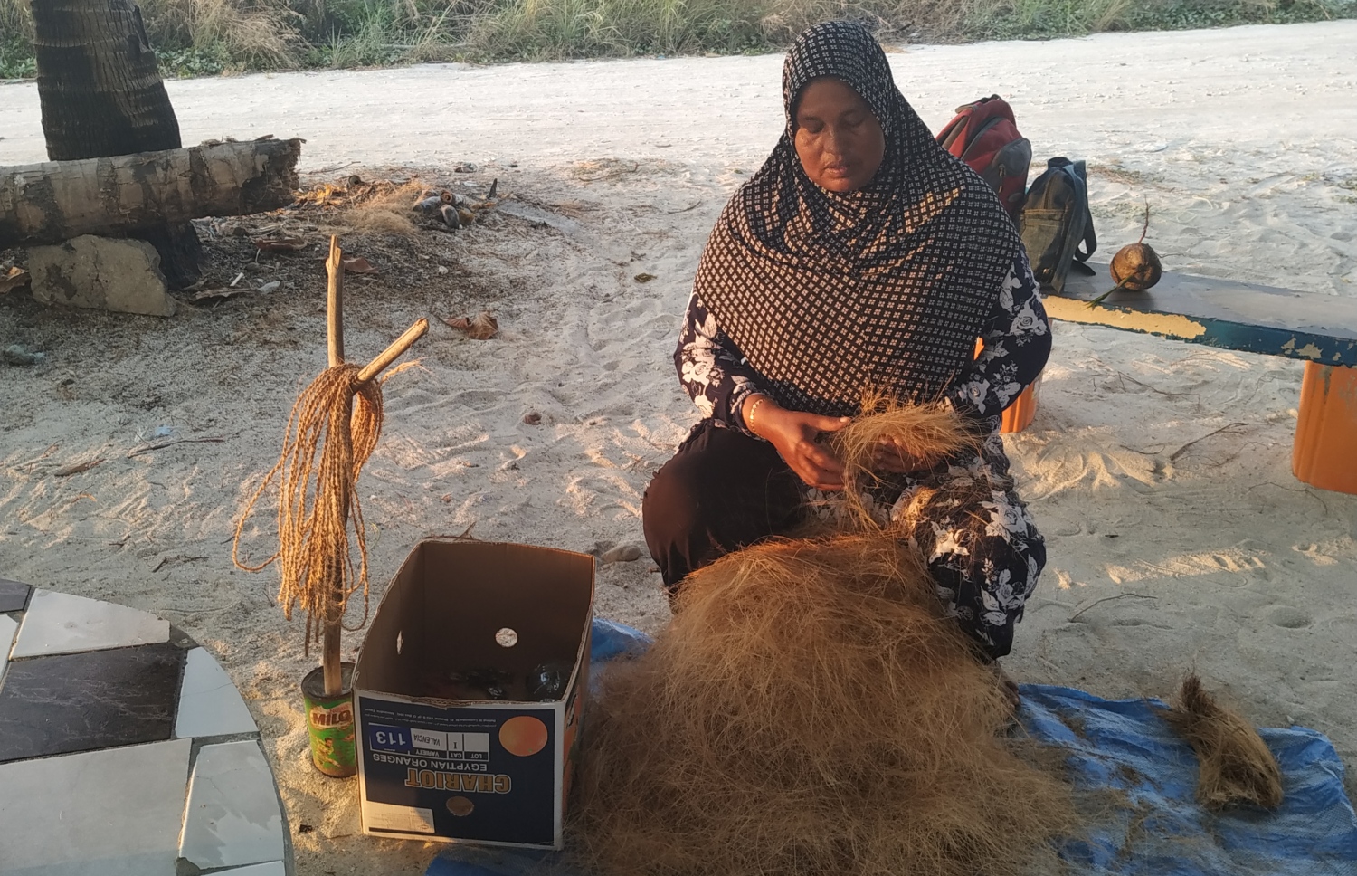 ކުޅުދުއްފުށީގެ އަންހެނުންތަކެއް ރޯނު ވަށަނީ: މި މަސައްކަތަށް ދުވަހެއް ދުވަހަކަށް ހުރަސް އެޅެމުންދޭ --