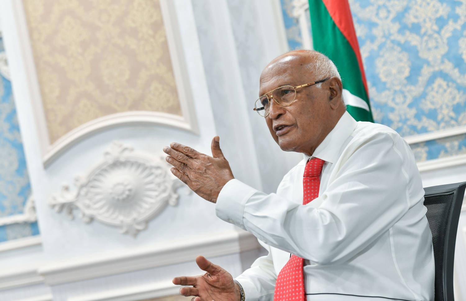 ހެލްތު މިނިސްޓަރު ނަސީމް "މިހާރު" އަށް އިއްޔެ އިންޓަވިއު ދެއްވަނީ: ޑްރަގްގެ މައްސަލަ ހައްލު ކުރުމާ ގުޅޭ ކަންކަމަށް ގިނަ ވަގުތު ދެއްވާ ކަމަށް ވިދާޅުވި---ފޮޓޯ: ނިޝާން އަލީ/ މިހާރު