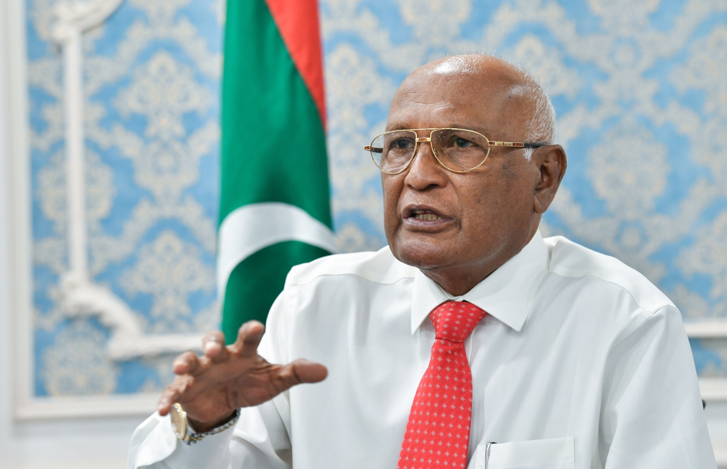 ހެލްތު މިނިސްޓަރު ނަސީމް މިދިޔަ ހޮނިހިރު ދުވަހު "މިހާރު" އަށް އިންޓަވިއުދެއްވަނީ.-- ފޮޓޯ: ނިޝާން އަލީ/ މިހާރު