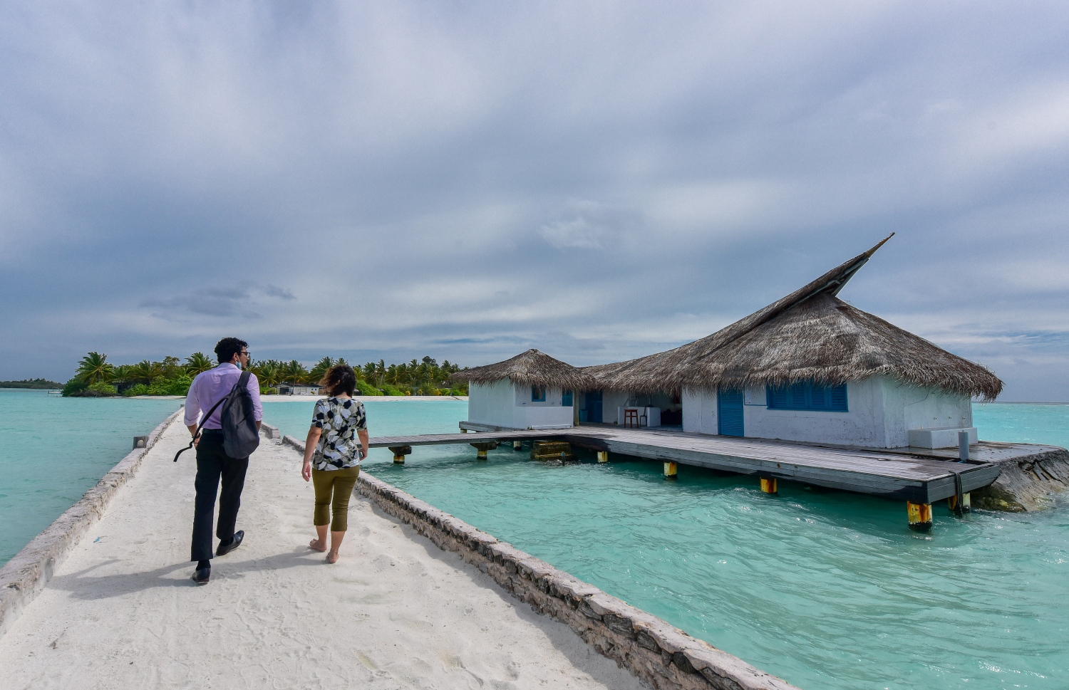 ނޮވެމްބަރު 22، 2021: ރިހިވެލި ރިސޯޓު: ރިހިވެލީގައި ކުރިން މަސައްކަތް ކުރި ބައެއް މުވައްޒަފުންނަށް ވެސް ވަނީ އާ މެނޭޖްމަންޓުގެ ދަށުން މަސައްކަތް ކުރުމުގެ ފުރުސަތު ދީފައި އަދި މަޑު ކުރި މުވައްޒަފުންގެ ތެރޭގައި ފްރާންސްގެ މުވައްޒަފަކު ވެސް ހިމެނޭ -- ފޮޓޯ: ފަޔާޒު މޫސާ/ މިހާރު