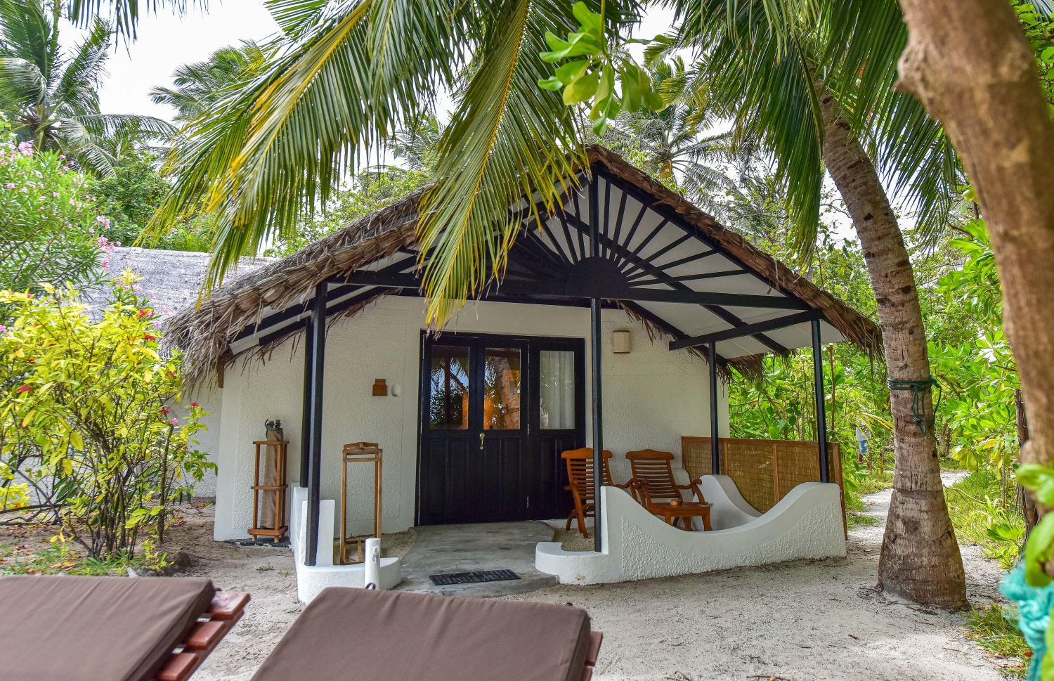 ނޮވެމްބަރު 22، 2021: ރިހިވެލީގެ ކޮޓަރިއެއްގެ ބޭރު: ކުރިން ވީރާނާވެފައި ހުރި މި ކޮޓަރިތައް އާކޮށް، ބައެއް ޒަމާނީ ތަކެތި ވެސް ކޮޓަރިތަކަށް ވަނީ ގެނެސްފައި -- ފޮޓޯ: ފަޔާޒު މޫސާ/ މިހާރު