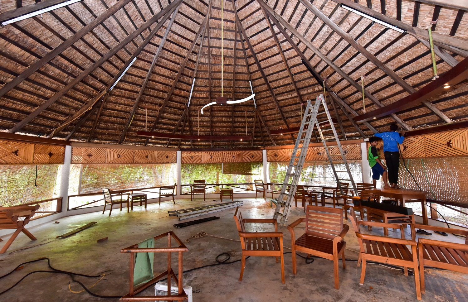 ނޮވެމްބަރު 22، 2021-- ކުރިން ފުރާޅުގައި ބާގަނޑުތައް ހެދި ބޭނުން ނުކުރެވޭވަރުވެފައި ހުރި ރިސޯޓުގެ މެއިން ބާ، މާރާމާތުގެ މަސައްކަތް ކުރަނީ -- ފޮޓޯ: ފަޔާޒު މޫސާ/ މިހާރު