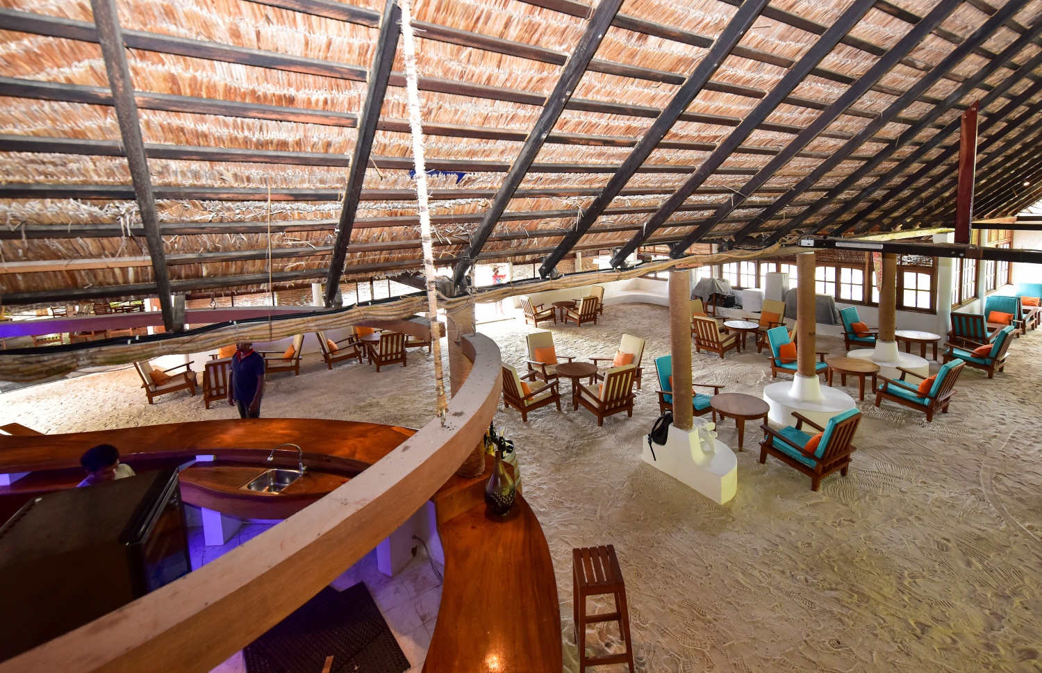 ނޮވެމްބަރު 22، 2021: ކުރިން ފުރާޅުގައި ބާގަނޑުތައް ހެދި ބޭނުން ނުކުރެވޭވަރުވެފަ ހުރި ރިސޯޓުގެ މެއިން ބާ މިހާރު އެއްކޮށް މަރާމާތުކޮށް ބަދަލުކޮށްފައި-- ފޮޓޯ: ފަޔާޒު މޫސާ/ މިހާރު