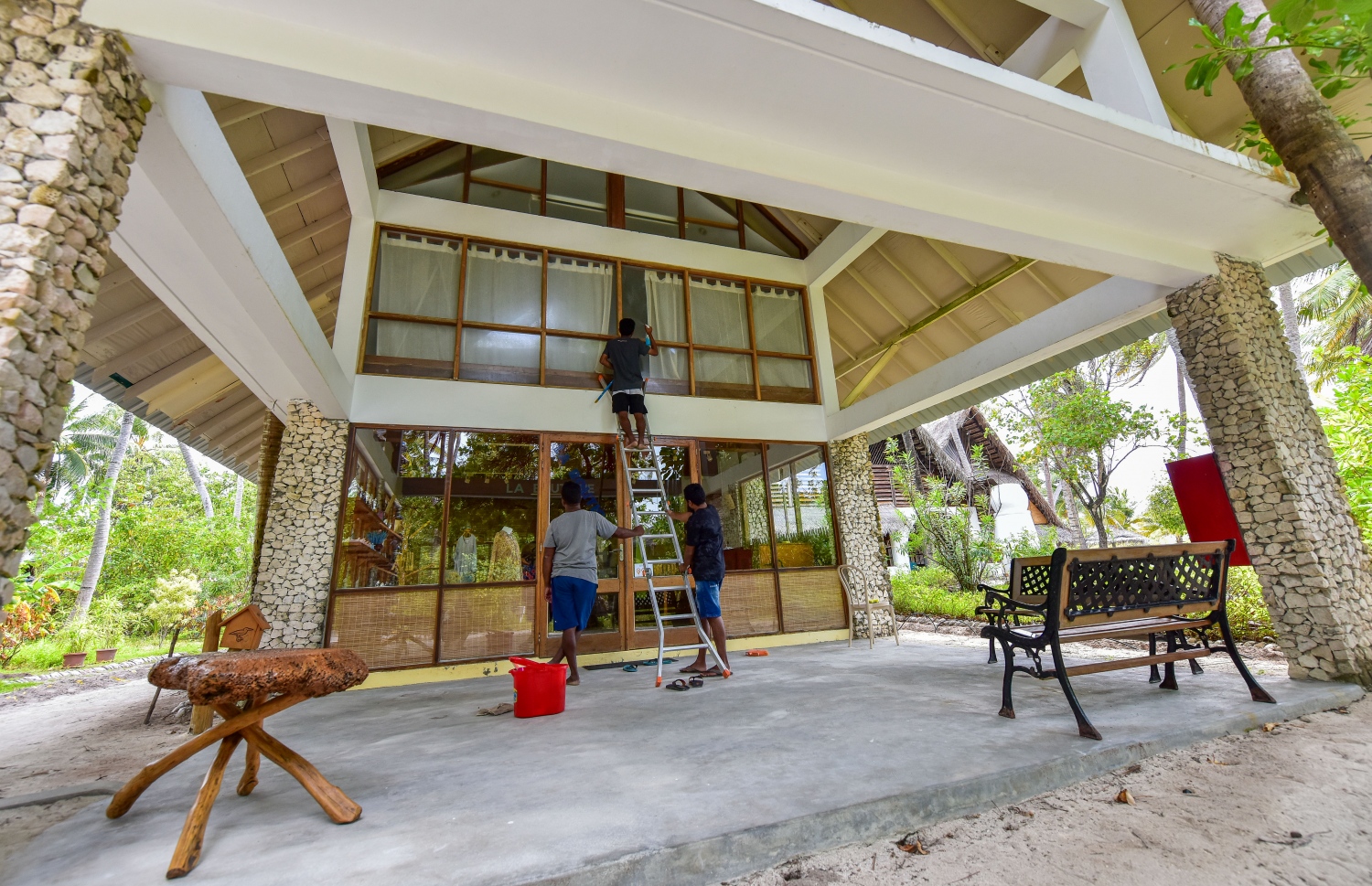 ނޮވެމްބަރު 22، 2021: ވިރާނާވެ ހަލާކުވަމުންދިއަ ރިހިވެލި ރިސޯޓު،  ބޮޑެތި މަރާމާތުތަކަކަށްފަހު އަލުން އާންމު ހާލަތަކަށްގެނެސް ކުރިއަށްއޮތް ޕީކް ސީޒަނުގައި ރިސޯޓު ހުޅުވަން ތައްޔާރުވެފައި-- ފޮޓޯ: ފަޔާޒު މޫސާ / މިހާރު