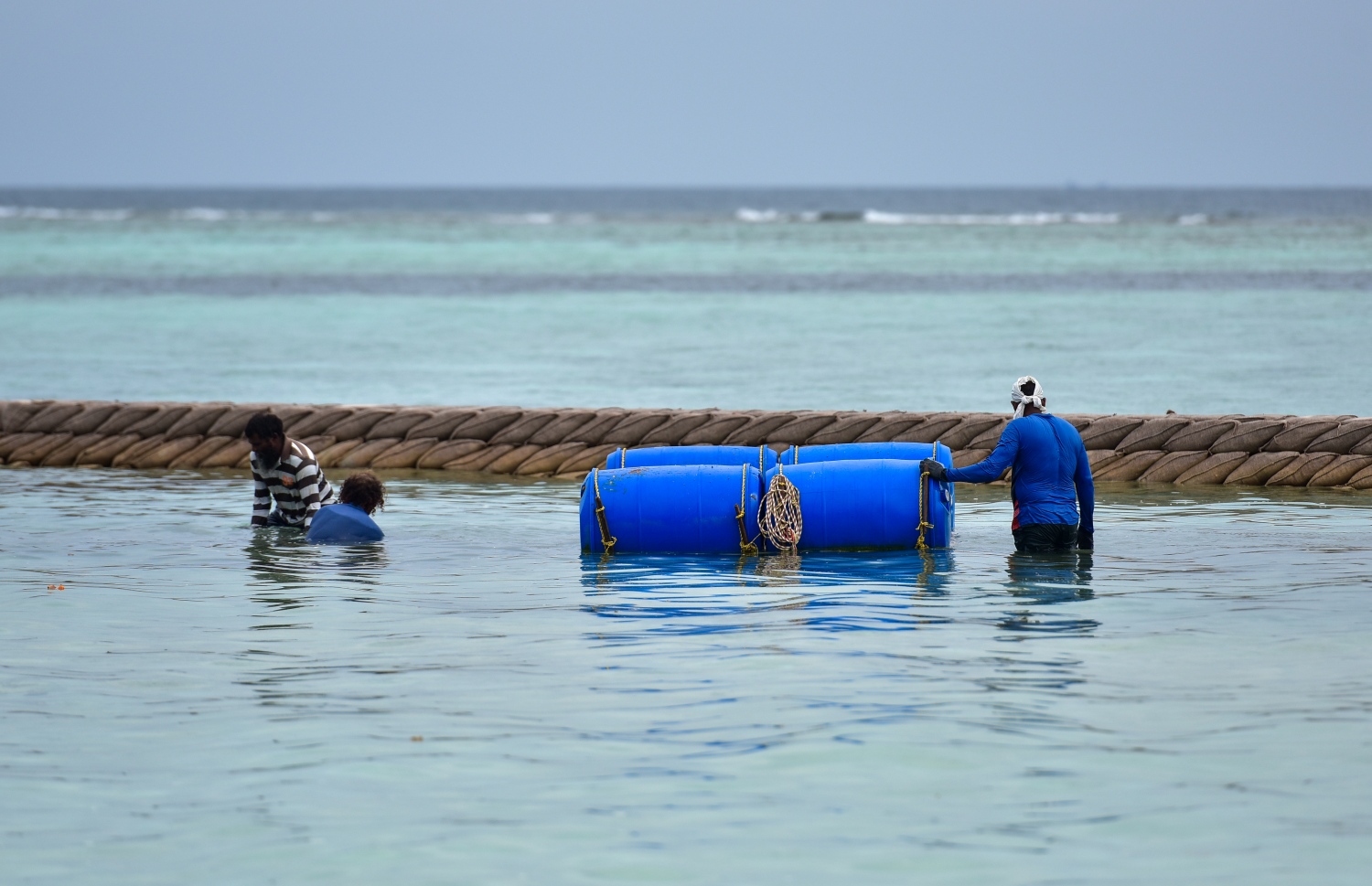 ނޮވެމްބަރު 22، 2021: ރިހިވެލި ރިސޯޓަށް ދިމާވާ ރަށް ގިރުމުގެ މައްސަލަ ހައްލުކުރުމަށް ރަށް ވަށައި ދޮށިލުމުގެ މަސައްކަތް ކުރަނީ.-- ފޮޓޯ: ފަޔާޒު މޫސާ / މިހާރު