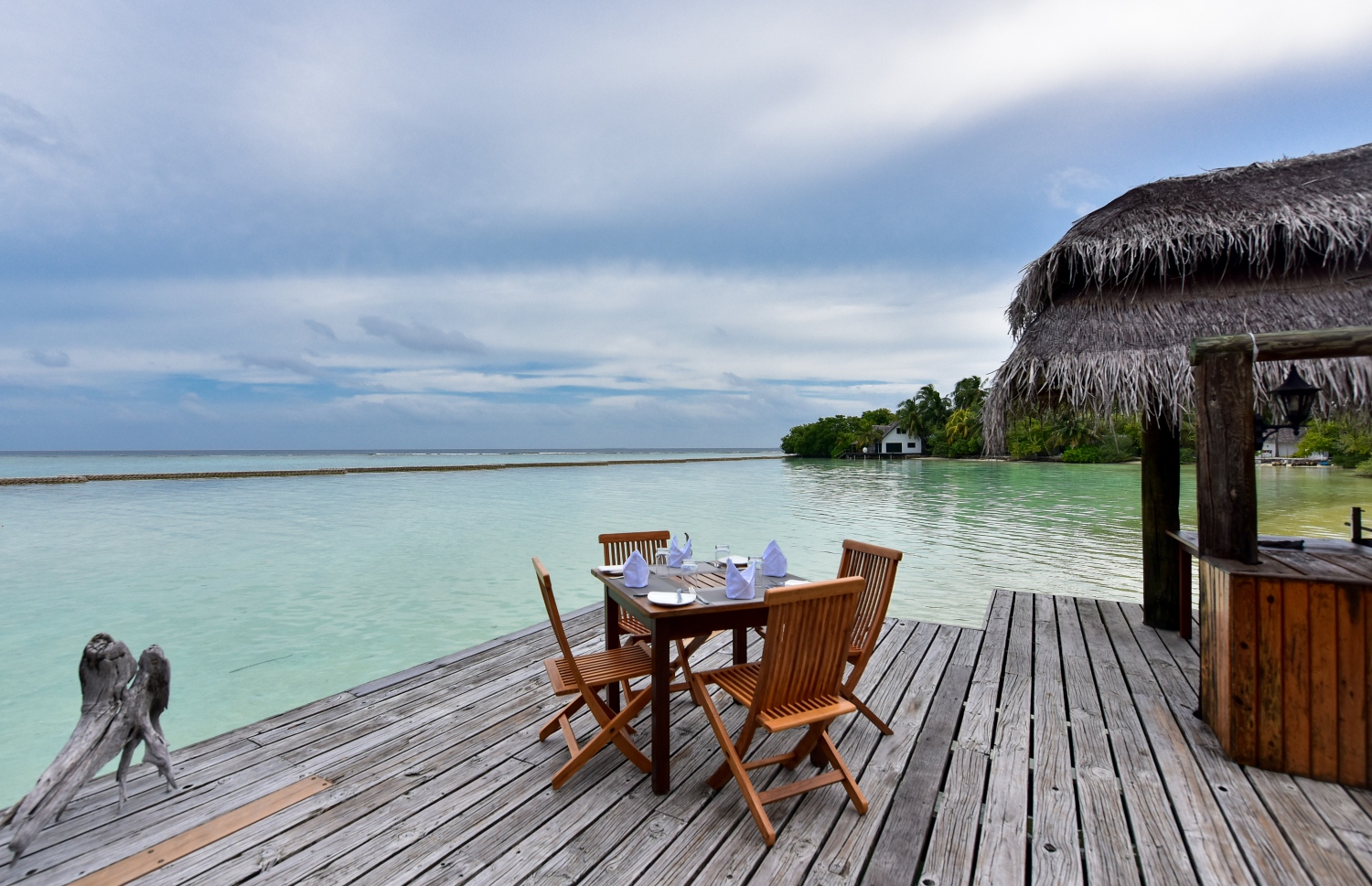 ނޮވެމްބަރު 22، 2021: ރިހިވެލީގެ ބީޗް ފްރަންޓް ރެސްޓޯރެންޓު މަރާމާތު ކުރުމުގެ މަސައްކަތް ވަނީ ނިންމާލާފައި: ދުރުން ފެންނަނީ ރަށުގެ ގިރާ ސަރަހައްދާ ދިމާލުން ޖަހާފައި ހުރި ރިވެޓްމެންޓް -- ފޮޓޯ: ފަޔާޒު މުސާ/މިހާރު