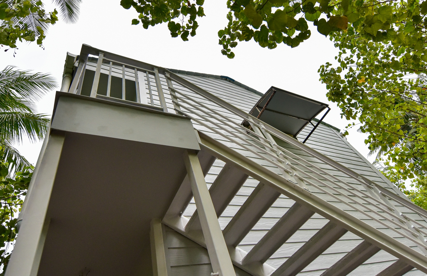 ނޮވެމްބަރު 22، 2021: ރިހިވެލި ރިސޯޓުގައި މަސައްކަތްކުރާ މުއައްޒަފުންގެ އެކޮމޮޑޭޝަން ބްލޮކް މަރާތުކޮށް ނިމިފައި: ކުރިން މި ތަނުގެ ސިޑި އޮތީ ބޭނުންނުކުރެވޭވަރަށް ހަލާކުވެފައި -- ފޮޓޯ: ފަޔާޒު މޫސާ / މިހާރު